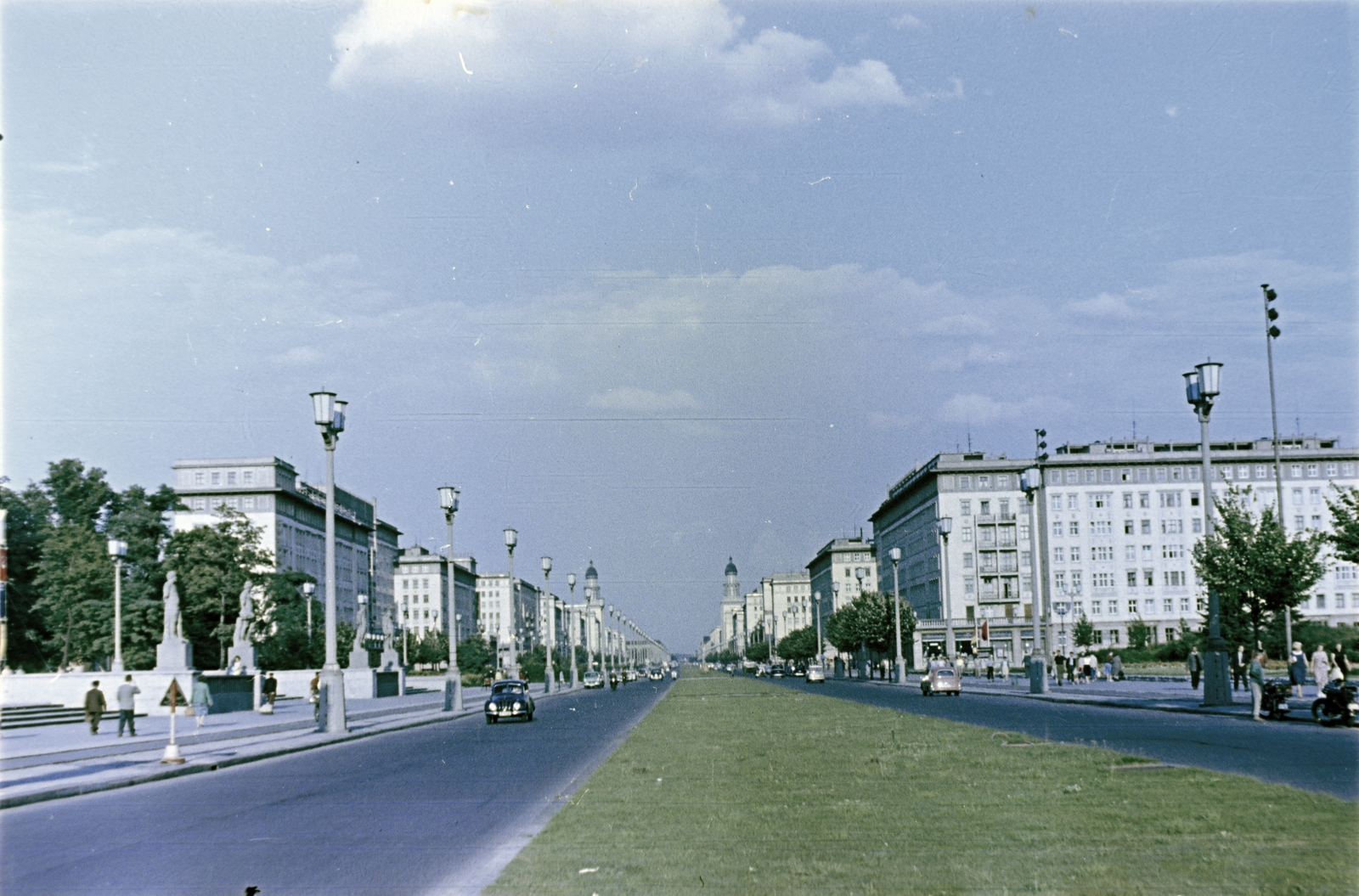 Németország, Berlin, Kelet-Berlin, Karl-Marx-Allee (Stalinallee), háttérben a Frankfurter Tor., 1960, Gergely György, színes, NDK, Kelet-Berlin, kerékpársáv, Fortepan #201337