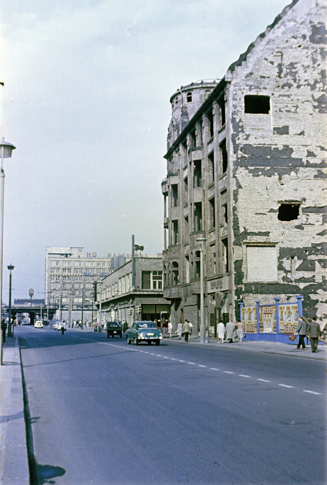 Németország, Berlin, Kelet-Berlin, Rathausstrasse, háttérben keresztben a Stadtbahn viaduktja húzódik, mögötte az Alexanderhaus látható., 1960, Gergely György, színes, NDK, Kelet-Berlin, Fortepan #201338