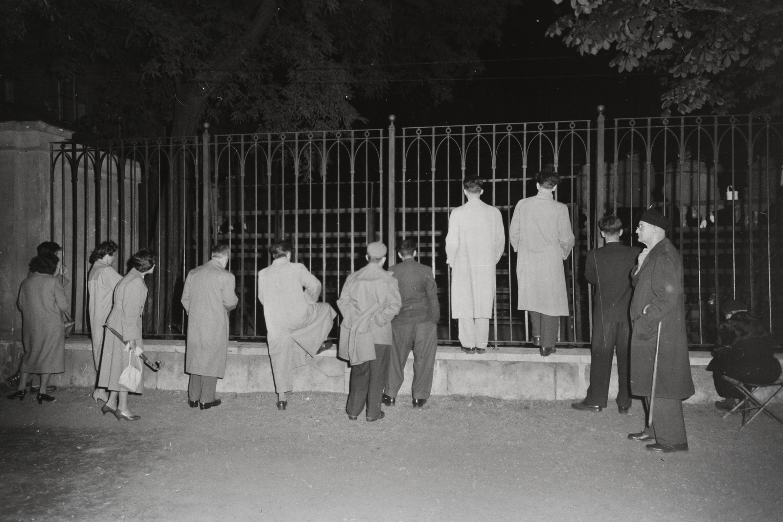 Magyarország, Budapest V., Koncerthallgatók a Károlyi kert kerítésénél., 1958, Kotnyek Antal, éjszaka, Budapest, Best of, háttal, közönség, Fortepan #20135