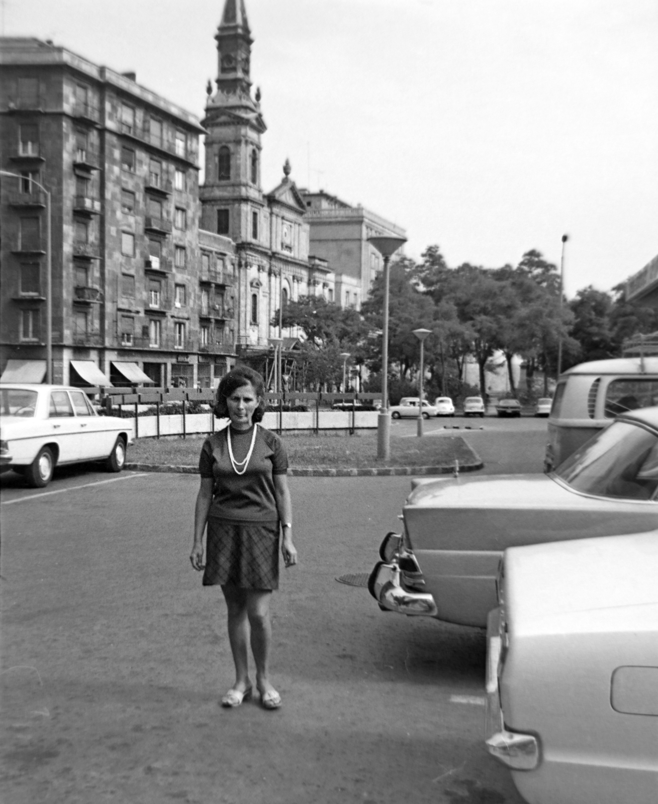 Magyarország, Budapest V., a felvétel a Hotel Duna Intercontinental parkolójában készült. A háttérben az ortodox székesegyház és a Petőfi tér., 1974, Gömöri család, Budapest, Mercedes W110, Mercedes W115, Ford Taunus TC, Fortepan #201377