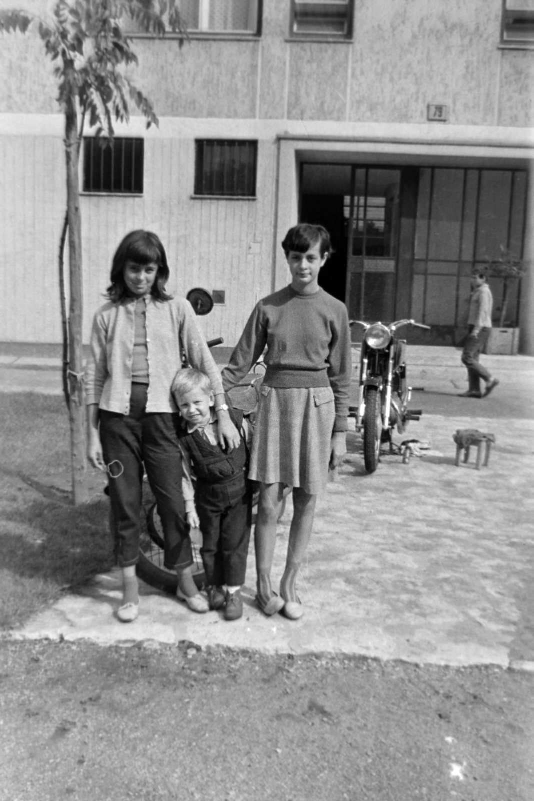 Hungary, Budapest X., a felvétel a Mádi utca 79. számú ház kapuja előtt készült., 1967, Gömöri család, Budapest, Fortepan #201386