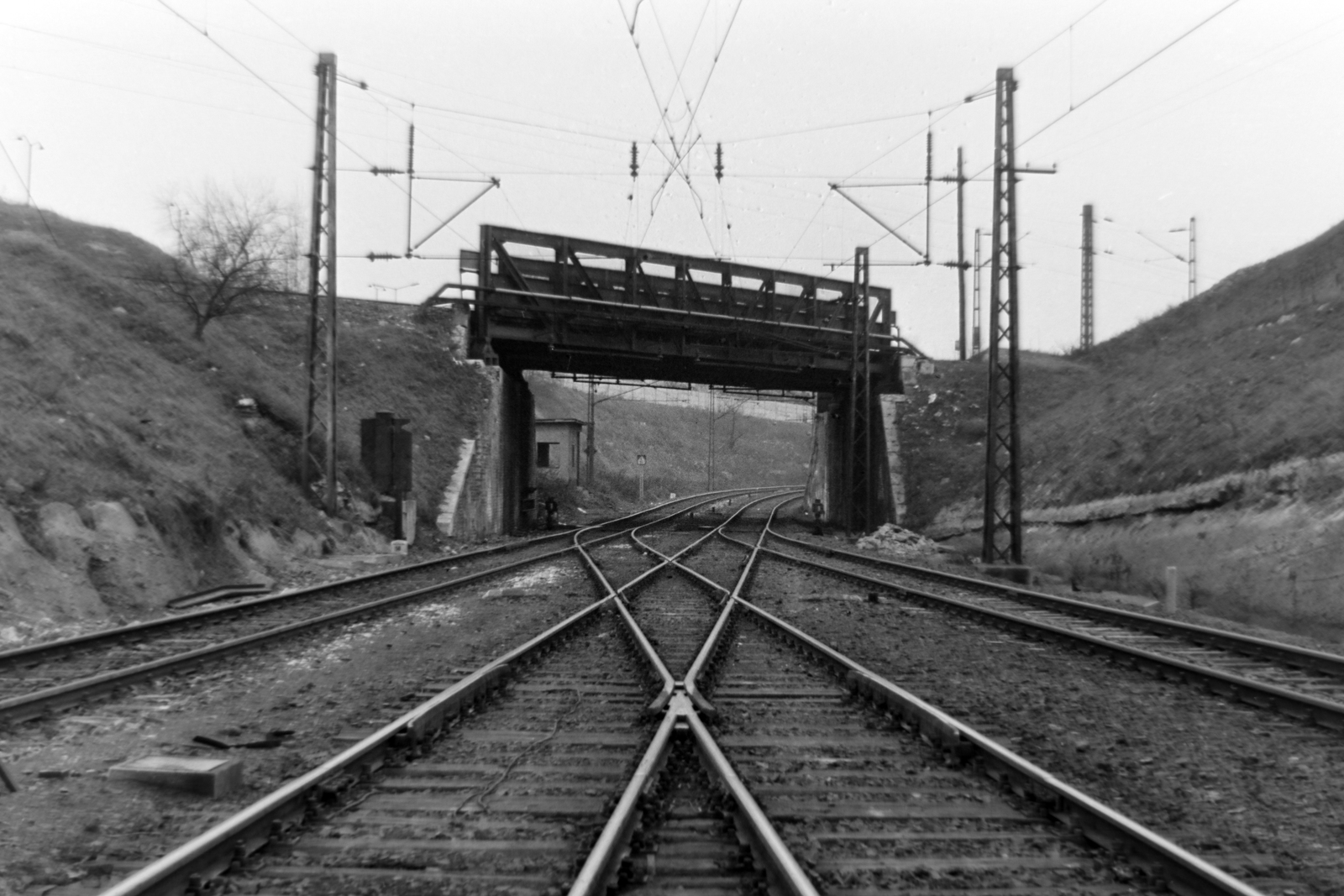 Magyarország, Budapest X., Kőbánya-elágazás Rákosszentmihály és Rákos állomások felé. Fent a hídon Kőbánya felső - Rákos vasútvonal., 1971, Gömöri család, sínpálya, kitérő, felsővezeték, Budapest, Fortepan #201391