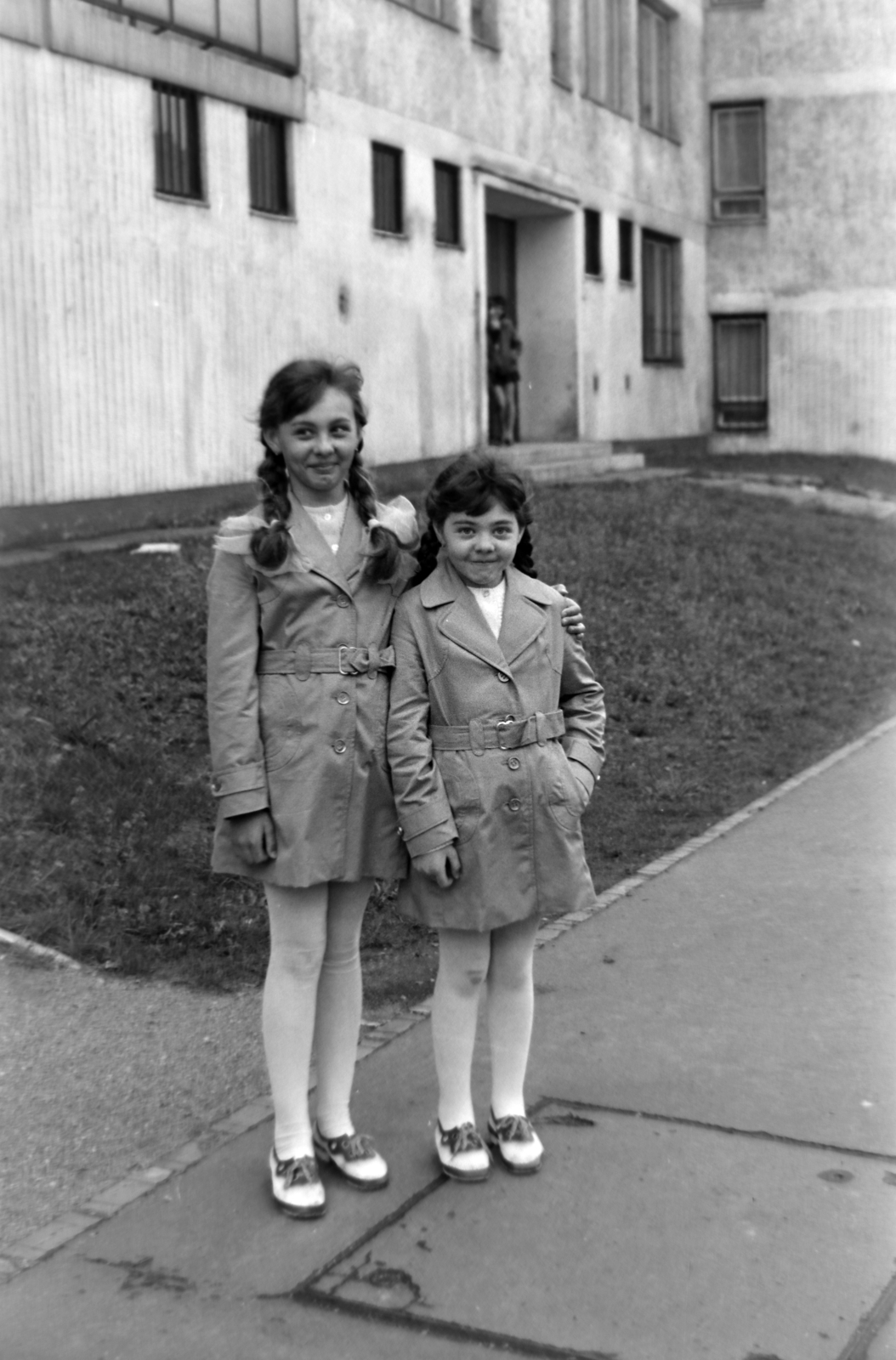 Hungary, Budapest X., Harmat utca, a felvétel a 72-es számú ház előtt készült., 1970, Gömöri család, Budapest, braid, Fortepan #201393