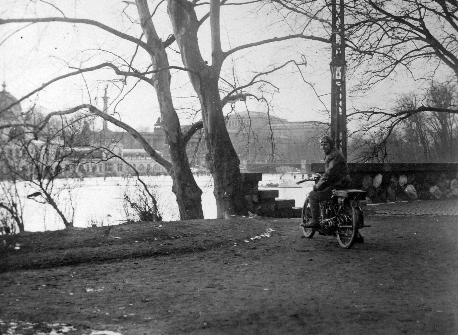 Hungary, Budapest XIV., Műjégpálya a Vajdahunyad vára felől., 1930, Fortepan, motorcycle, Budapest, Fortepan #20142
