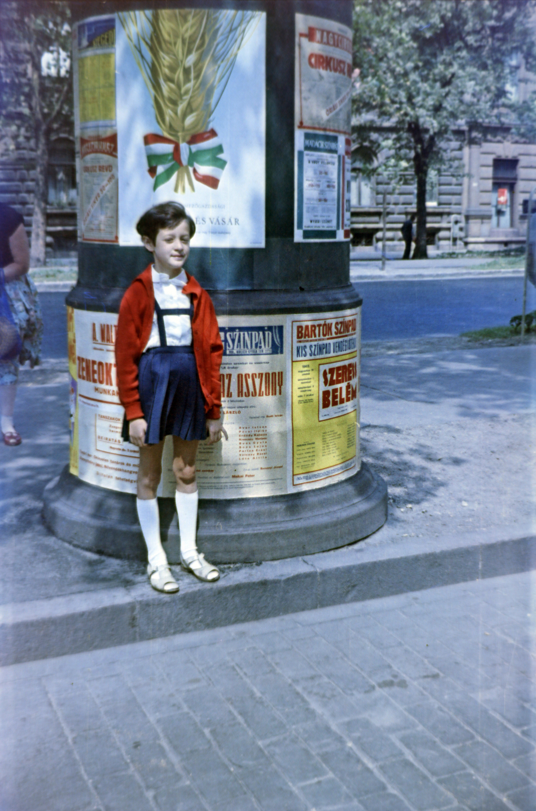 Magyarország, Budapest VI., Andrássy út (Népköztársaság útja) az Izabella utca kereszteződésénél, szemben a 72. és 74. számú ház., 1961, Gömöri család, színes, Budapest, Fortepan #201422