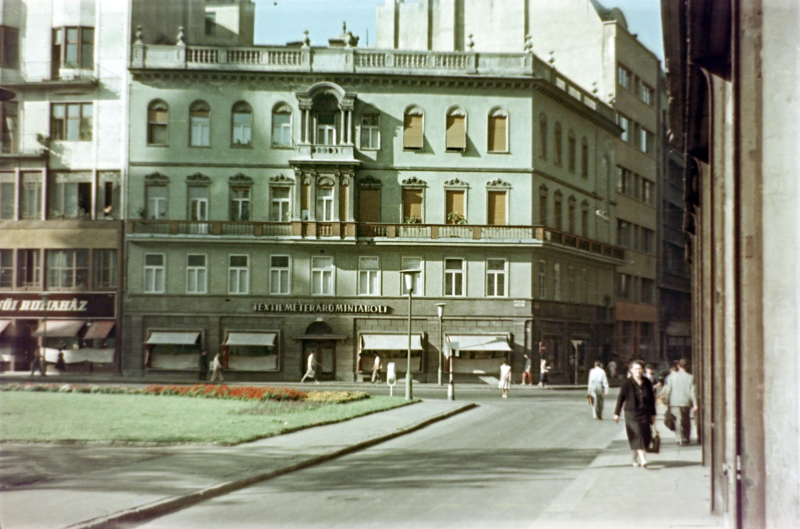 Magyarország, Budapest V., Szervita (Martinelli) tér, szemben jobbra a Kristóf tér épületei., 1961, Gömöri család, színes, Budapest, Fortepan #201427