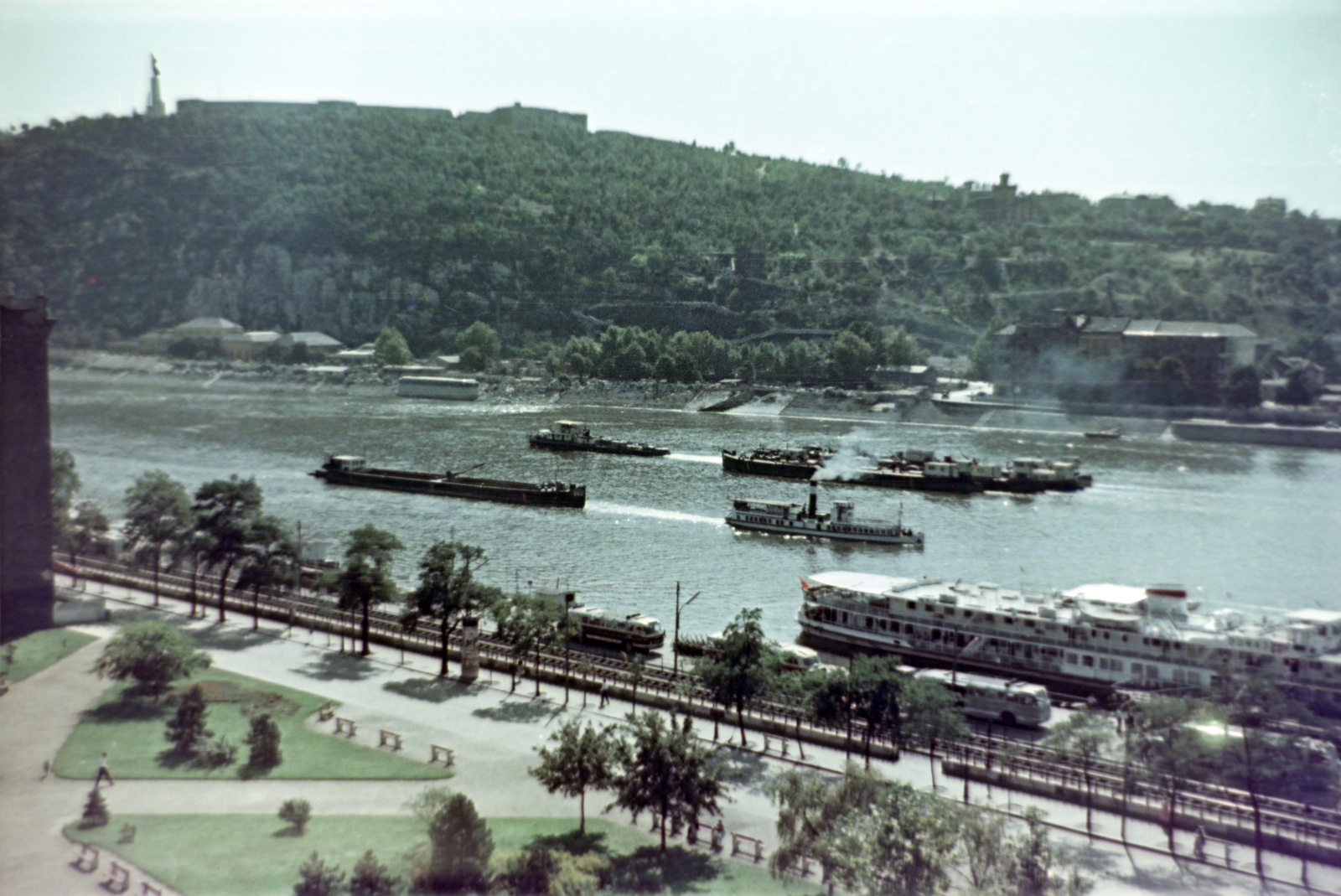 Magyarország, Budapest V., kilátás az UVATERV székházból a Vigadó (Molotov) tér és a Gellért-hegy felé., 1961, Gömöri család, színes, Duna, Budapest, Fortepan #201428