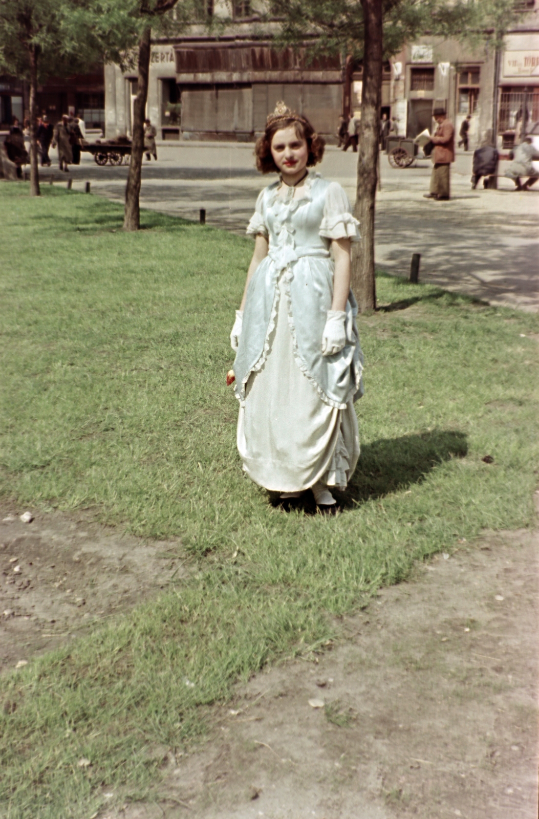 Magyarország, Budapest VII., Klauzál tér, háttérben a Dob utca sarkán álló ház., 1961, Gömöri család, színes, Budapest, Fortepan #201430