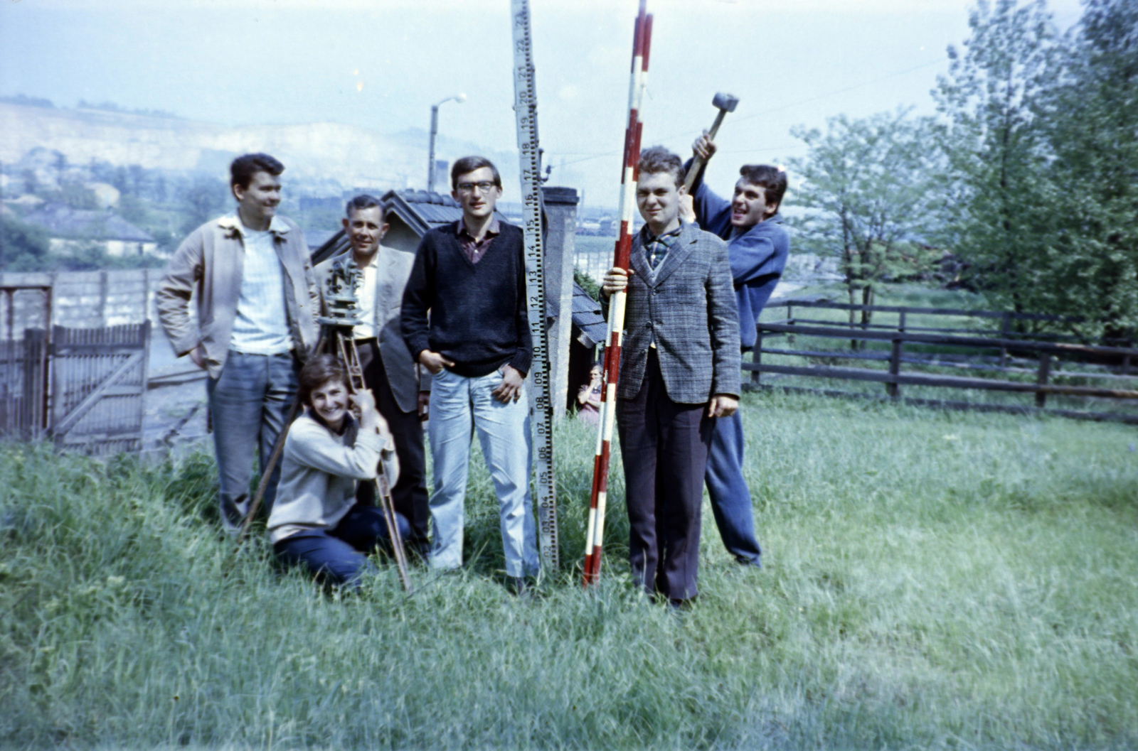 Magyarország, Tatabánya, Kőműveskert utca, háttérben a Keselő-hegy és a mészkőkőbánya., 1960, Gömöri család, színes, földmérő, szintező, szerszám, figuráns, Fortepan #201445