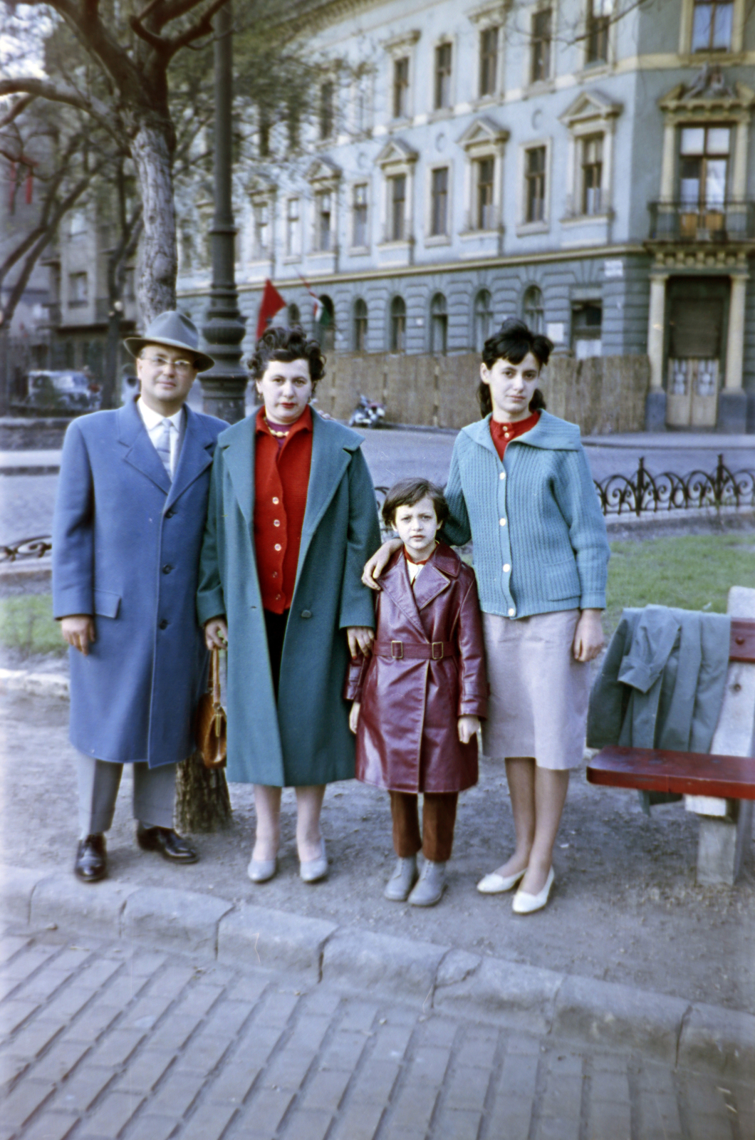 Magyarország, Budapest VII., Rózsák tere, háttérben a Rózsa (Rózsa Ferenc) utca és a Dohány utca sarkán álló épület., 1960, Gömöri család, színes, Budapest, Fortepan #201450
