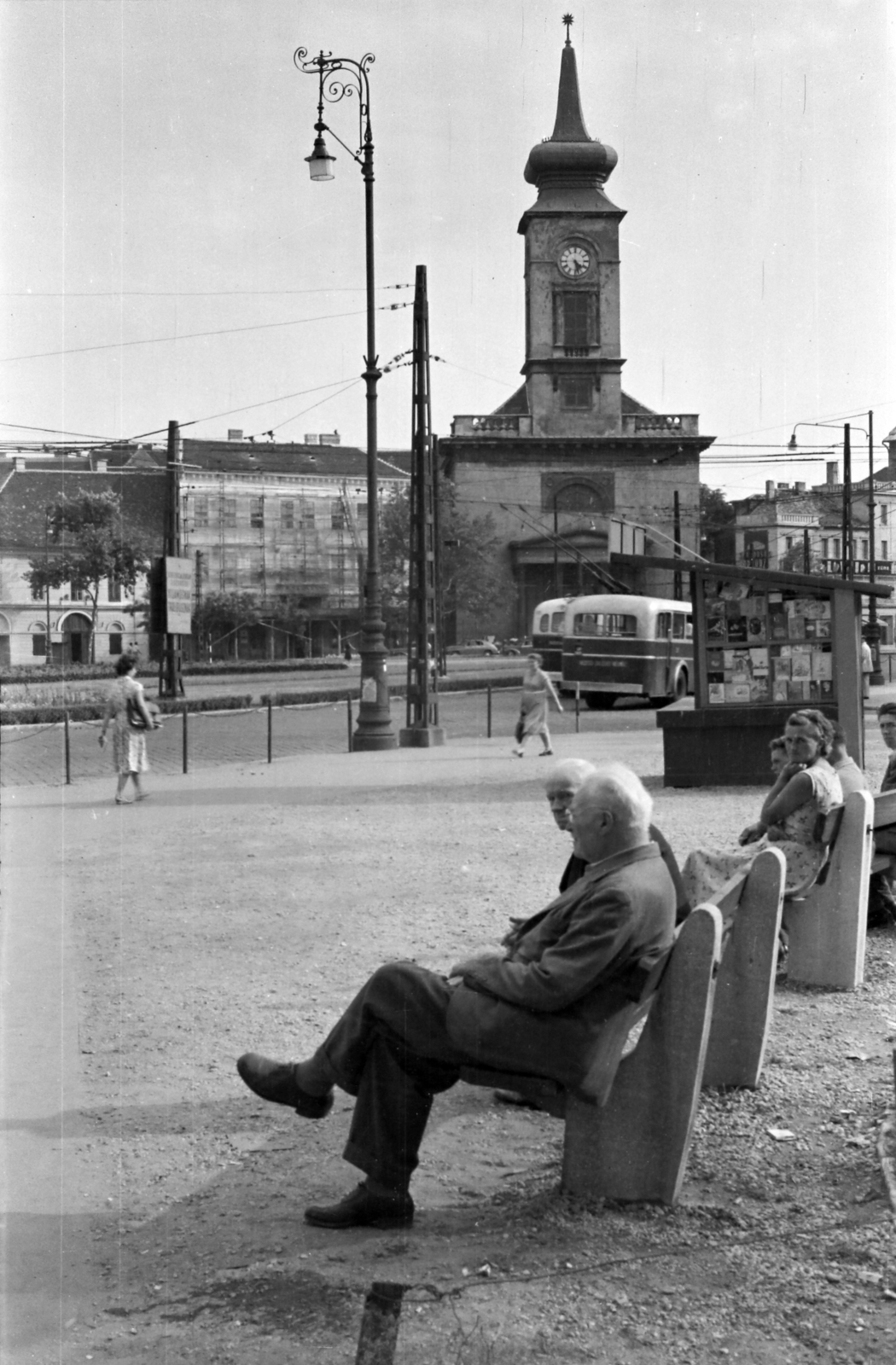 Magyarország, Budapest V.,Budapest IX., Kálvin tér, háttérben a református templom., 1958, Handa család, Budapest, pihenés, Fortepan #201465