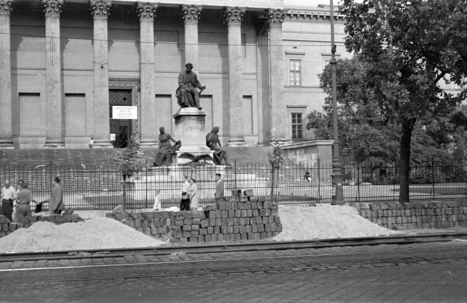 Hungary, Budapest VIII., Magyar Nemzeti Múzeum, Arany János szobra (Stróbl Alajos, 1893.) a Múzeumkertben., 1958, Handa család, Budapest, János Arany-portrayal, Fortepan #201466