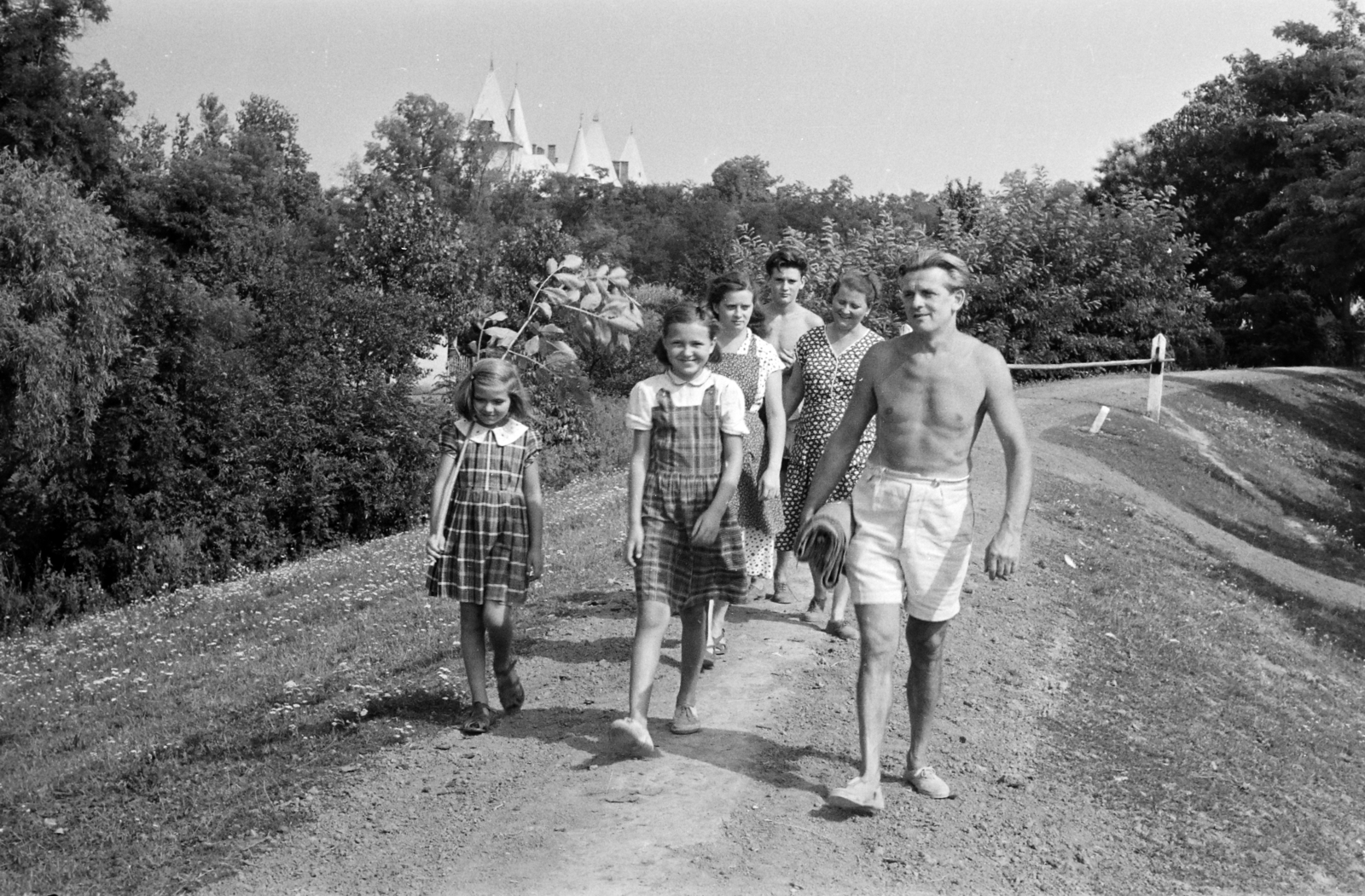 Hungary, Tiszadob, védőgát, háttérben az Andrássy-kastély tornyai., 1959, Handa család, checked dress, Fortepan #201474