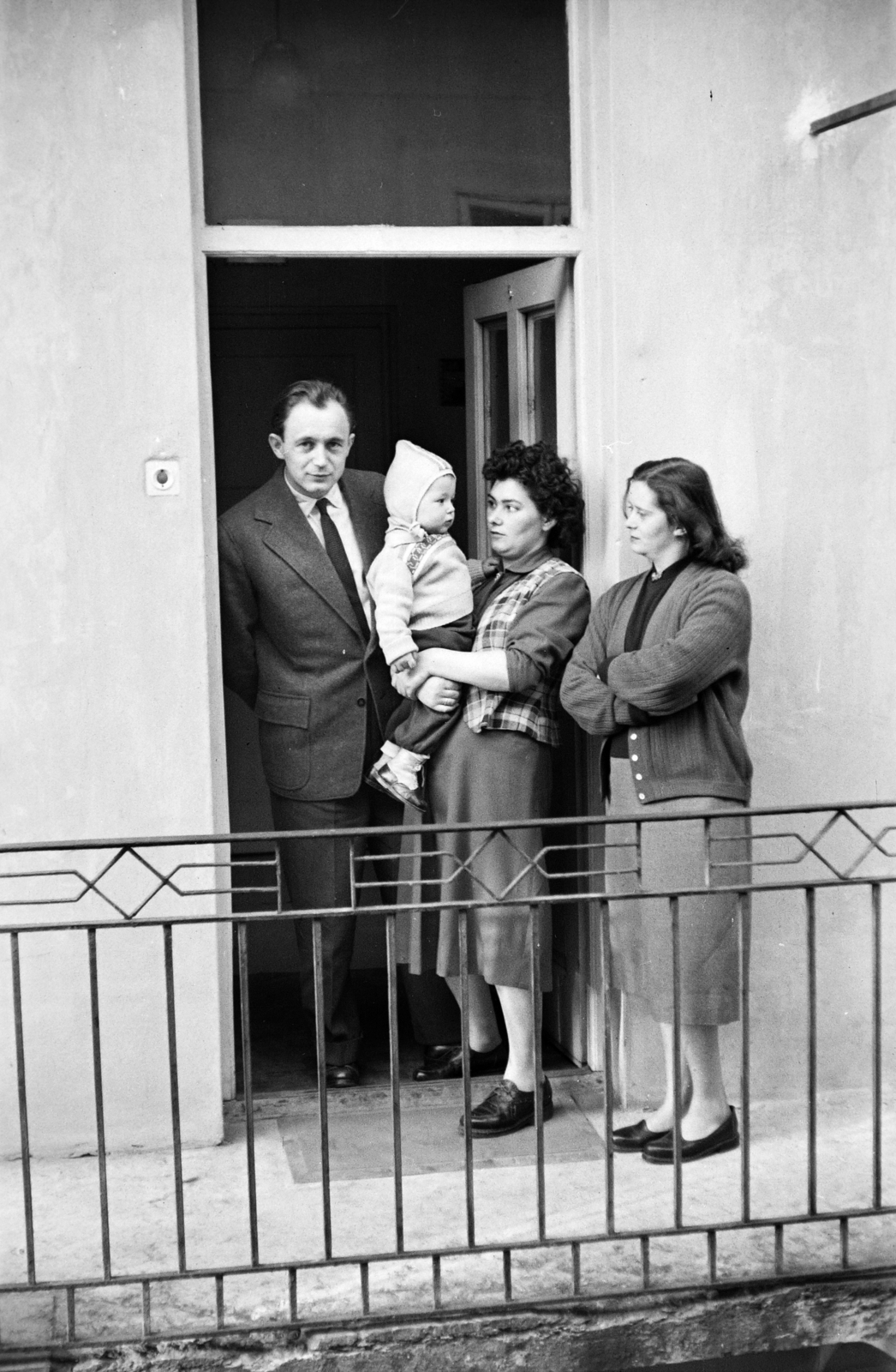 Hungary, Budapest VIII., Horánszky (Makarenko) utca 23. lakóház (egykor Norbertinum, Premontrei rend hittudomány és tanárképző intézet internátusa), 1958, Handa család, Budapest, family, standing in door, Fortepan #201532
