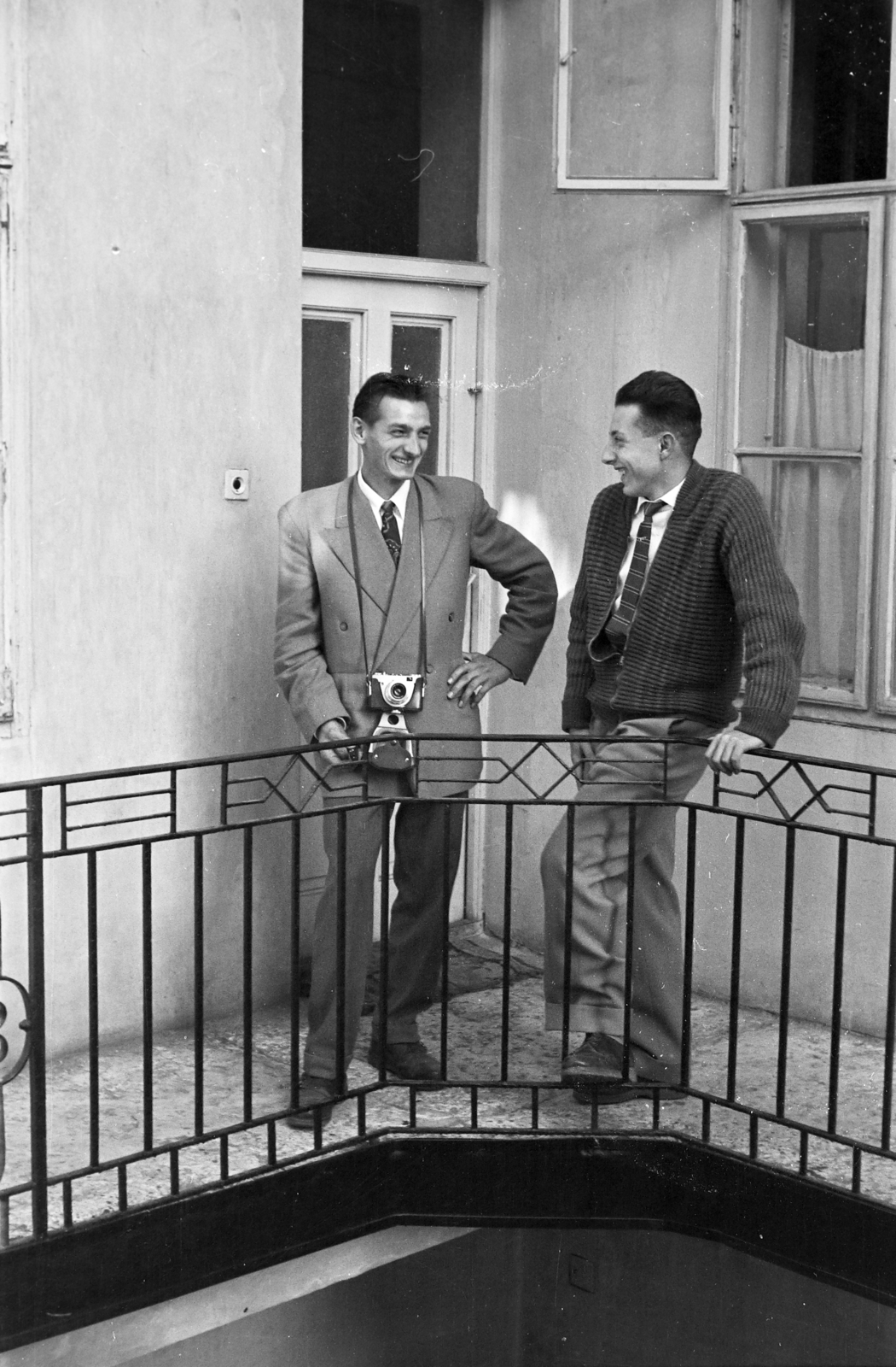 Hungary, Budapest VIII., Horánszky (Makarenko) utca 23. lakóház (egykor Norbertinum, Premontrei rend hittudomány és tanárképző intézet internátusa), 1958, Handa család, camera, Budapest, outside balcony, Fortepan #201534