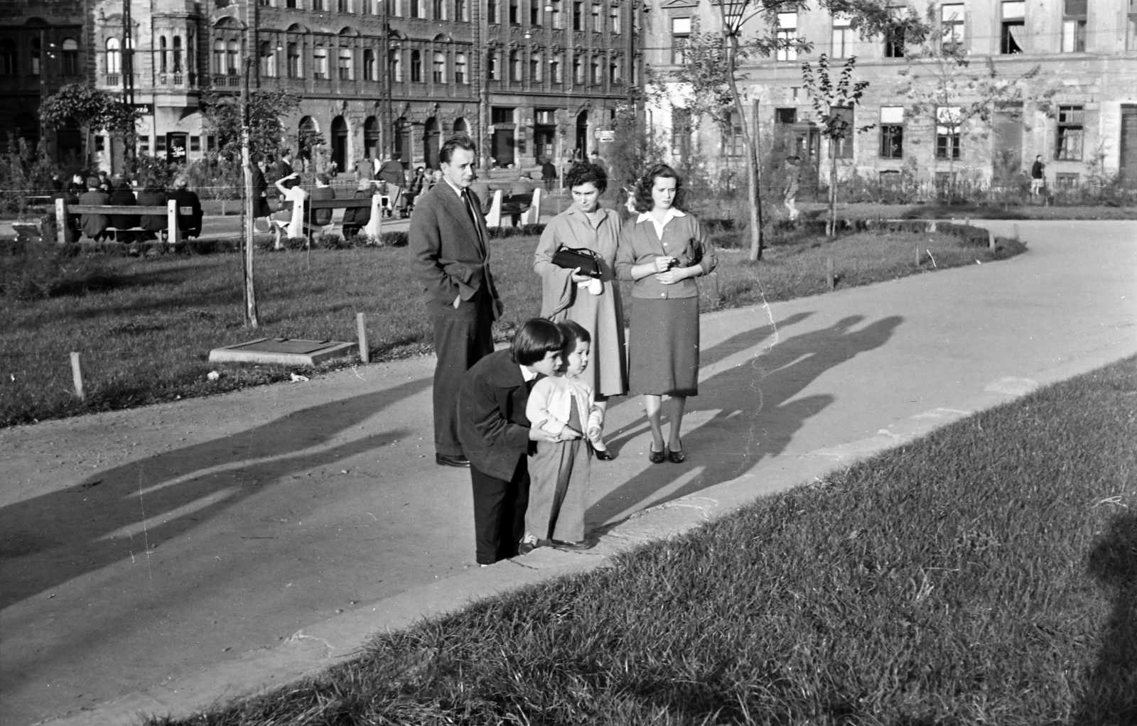 Magyarország, Budapest VIII., Kálvária tér, balra a háttérben a Lujza utca torkolata a Baross utcánál., 1955, Handa család, Budapest, család, fény-árnyék, séta, Fortepan #201537