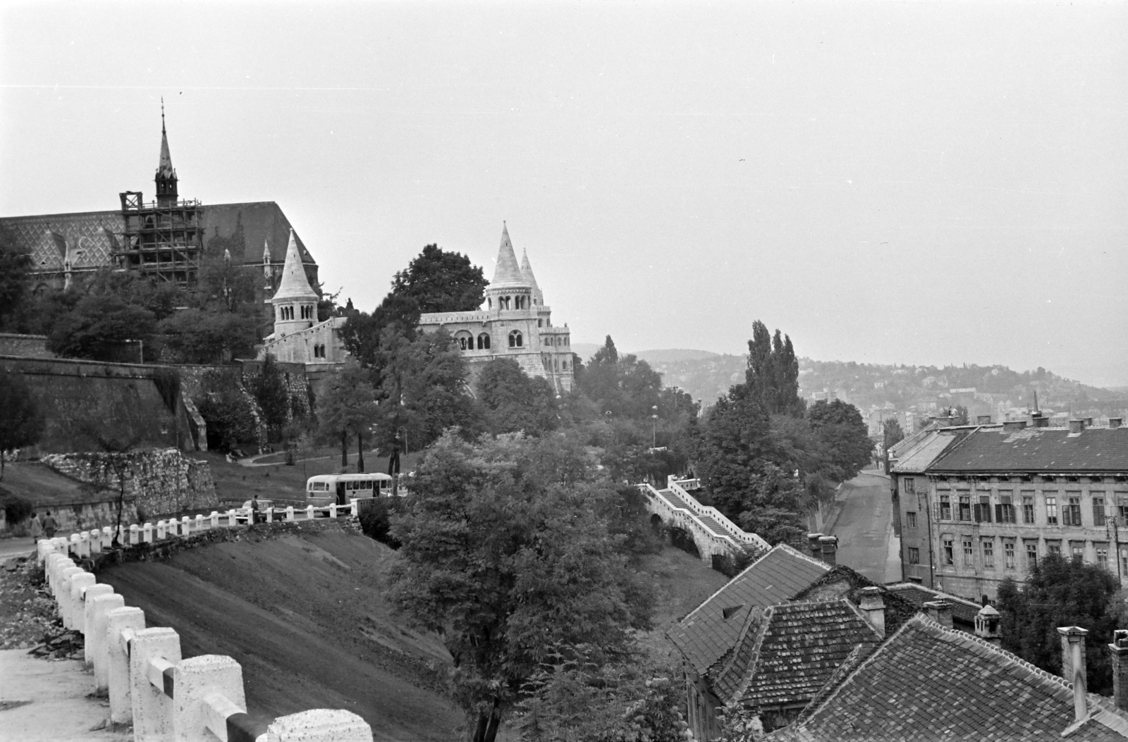 Hungary, Budapest I., Hunyadi János út, szemben balra a Mátyás-templom és a Halászbástya., 1959, Handa család, Budapest, ridge turret, Fortepan #201539