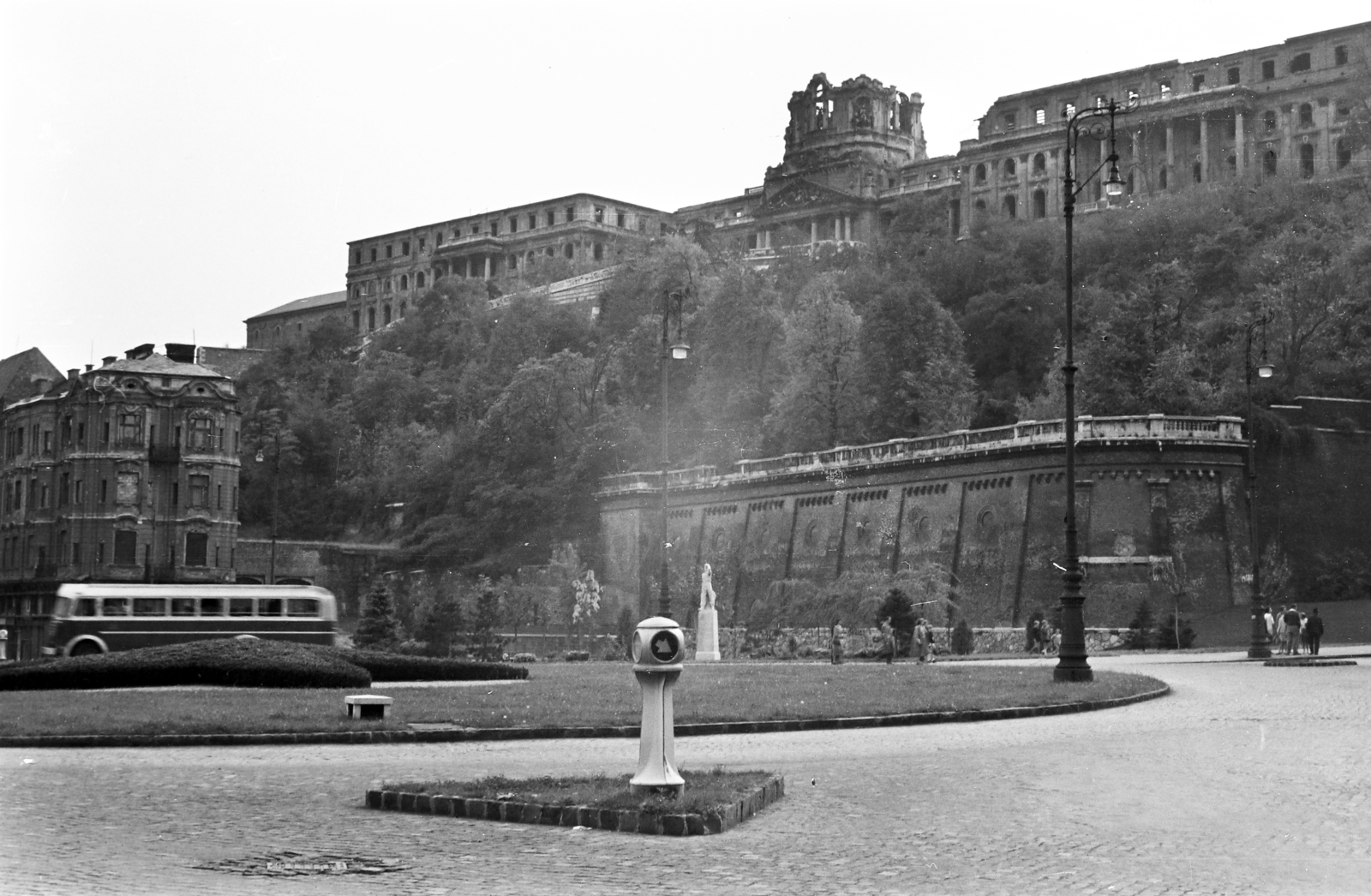 Hungary, Budapest I., Clark Ádám tér, szemben a "0" kilométerkő, háttérben a romos Budavári Palota (korábban Királyi Palota)., 1959, Handa család, Budapest, csibi lamp, Fortepan #201540