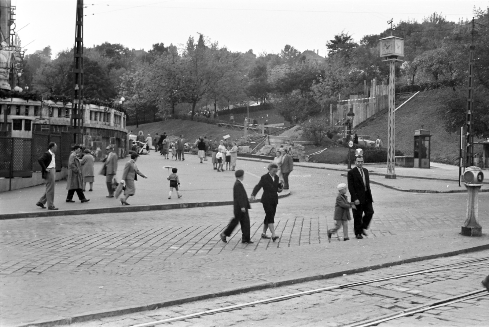 Hungary, Budapest XI., Szent Gellért tér, a Gellért Szálló éttermének terasza a Kelenhegyi út felőli oldalon., 1959, Handa család, Budapest, public clock, csibi lamp, Fortepan #201541