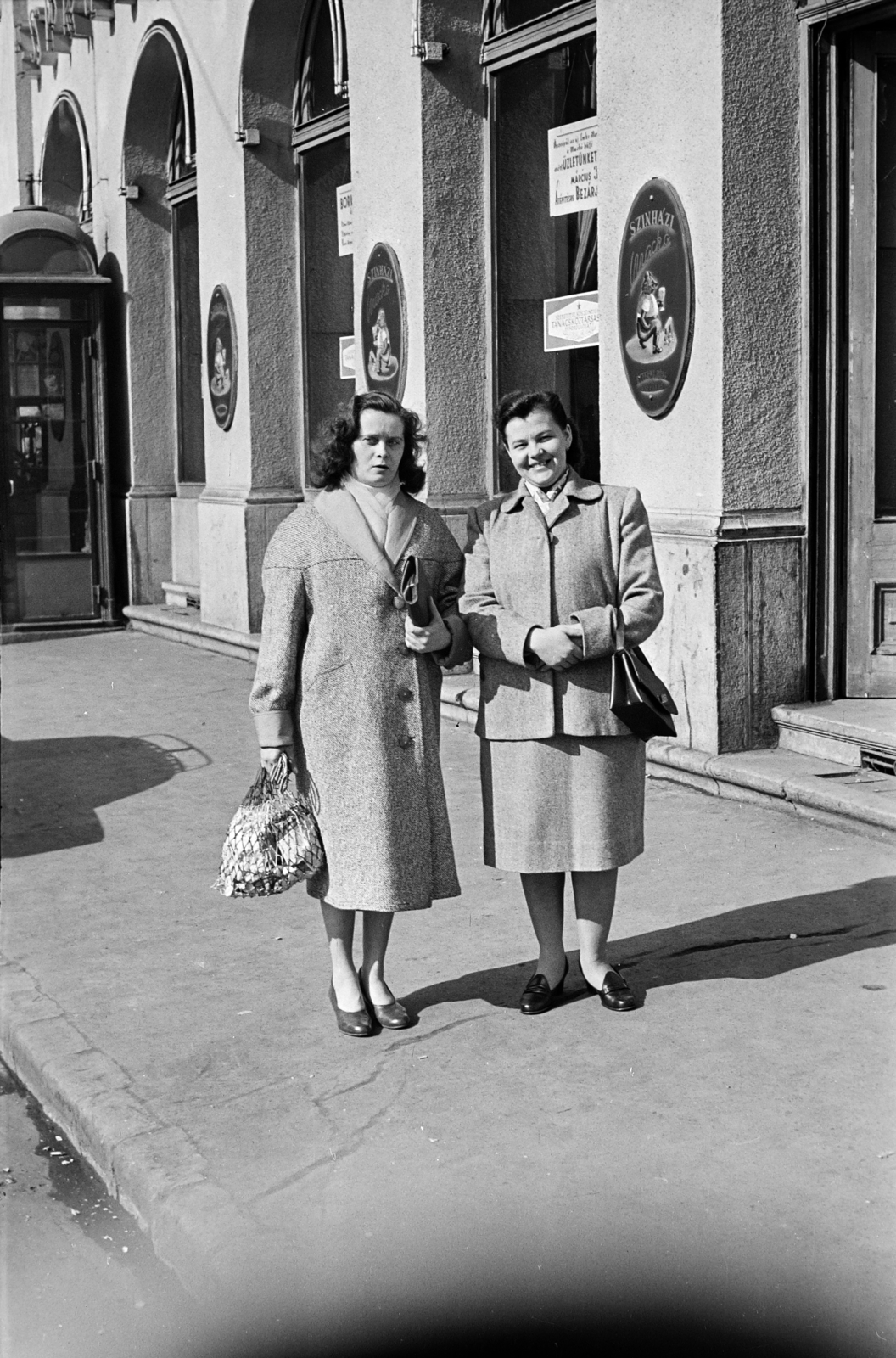 Hungary, Budapest VII., Akácfa utca 1., Színházi Mackó a Rákóczi út közelében., 1959, Handa család, Budapest, women, costume, string bag, Fortepan #201547