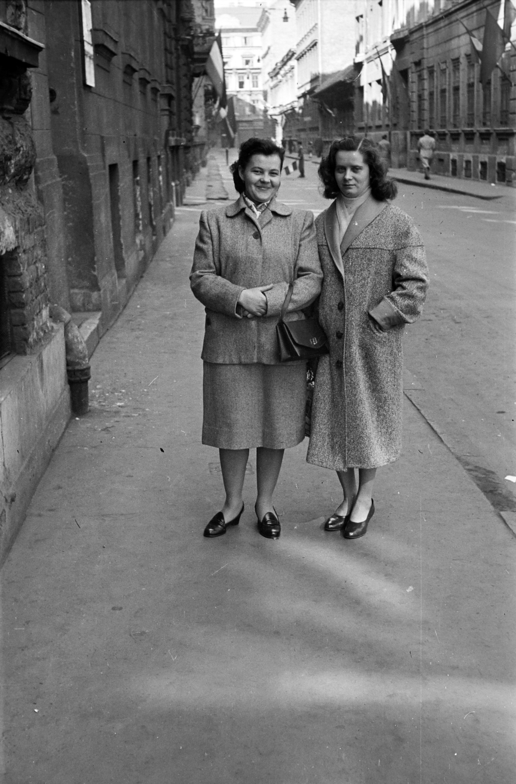 Hungary, Budapest VIII., Horánszky (Makarenko) utca a 19. számú ház előtt, távolban a Bródy Sándor utca., 1959, Handa család, Budapest, handbag, coat, women, Fortepan #201548