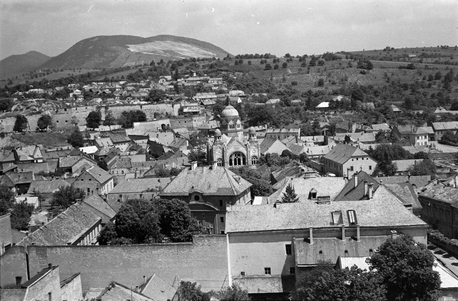 Hungary, Eger, kilátás a Líceum teraszáról a vár és a zsinagóga felé., 1959, Handa család, picture, Fortepan #201559