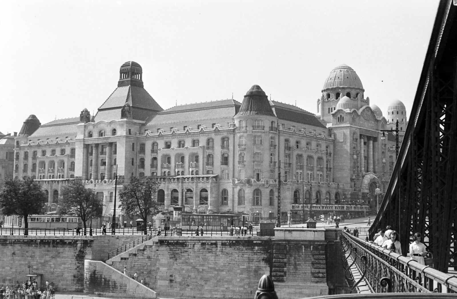 Hungary, Budapest XI., a Szabadság hídról a Szent Gellért tér és a Gellért Szálló felé nézve., 1959, Handa család, Budapest, hotel, Fortepan #201563