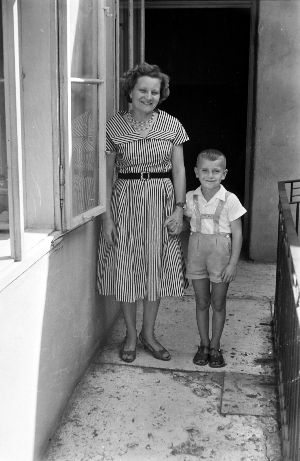 Hungary, Budapest VIII., Horánszky (Makarenko) utca 23. lakóház (egykor Norbertinum, Premontrei rend hittudomány és tanárképző intézet internátusa), 1959, Handa család, Budapest, striped dress, hold hands, mother, kid, gang, courtyard balcony, Fortepan #201565