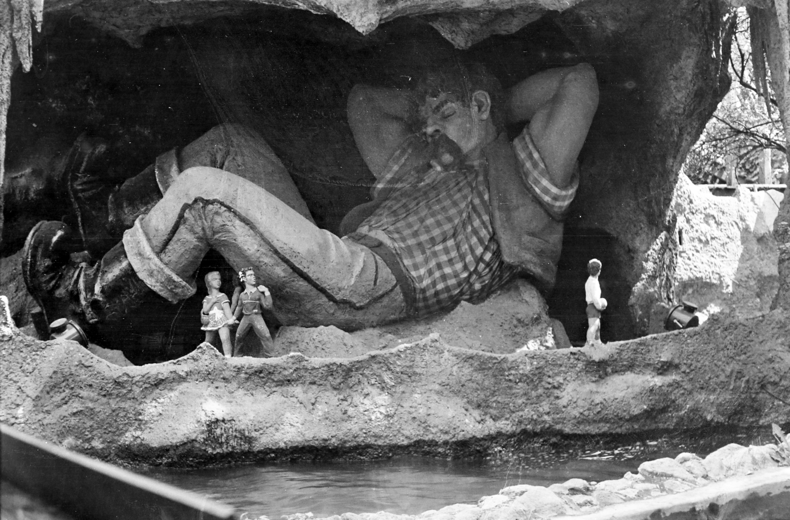 Hungary, Budapest XIV., a Mesecsónak alvó óriása., 1959, Handa család, Budapest, decoration, amusement park, Fortepan #201570