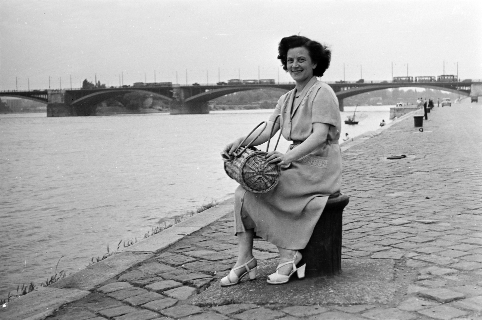Hungary, Budapest V., pesti alsó rakpart, háttérben a Margit híd., 1959, Handa család, wharf, lady, sitting, mooring bollard, handbag, Budapest, Fortepan #201581