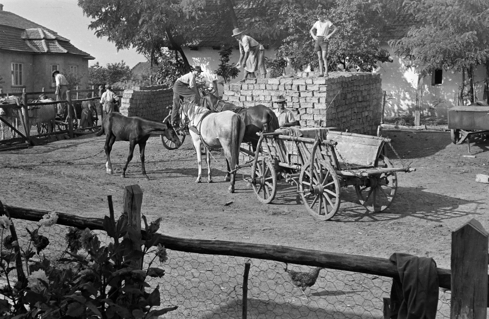 Hungary, Tiszadob, Bocskai utca., 1962, Handa család, clay masonry, Fortepan #201595