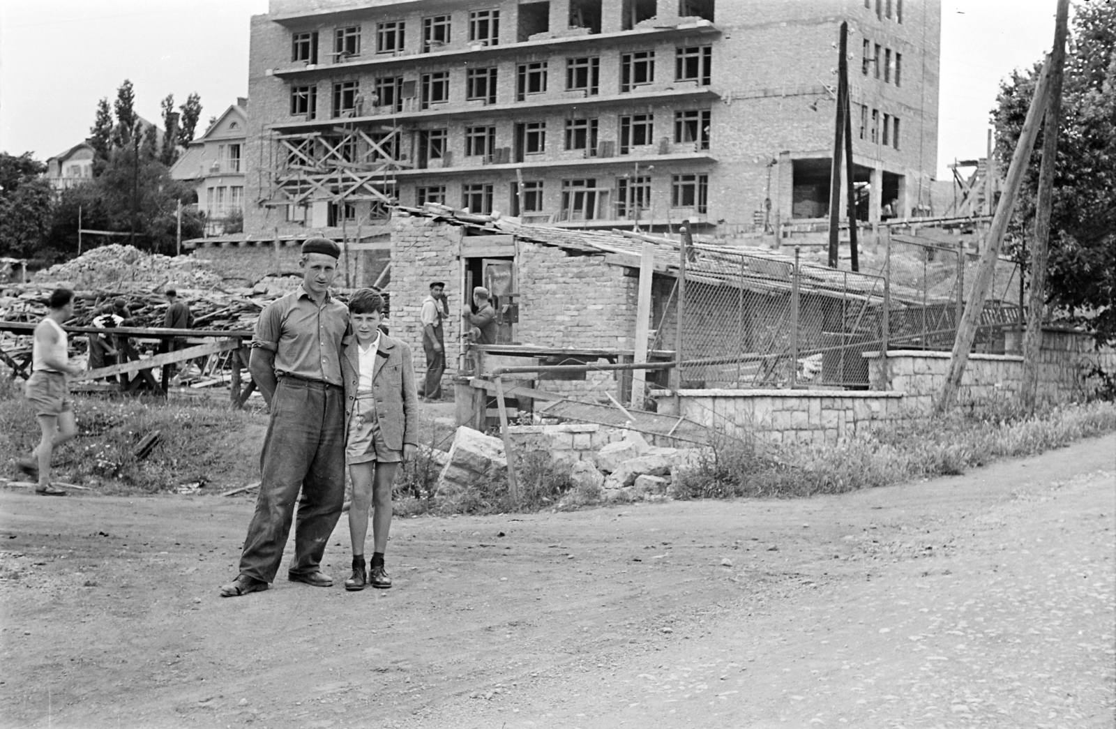 Hungary, Balatonfüred, Deák Ferenc (Beloiannisz) utca - Erkel Ferenc utca sarok, háttérben a KIOSZ üdülő építkezése., 1962, Handa család, Fortepan #201601
