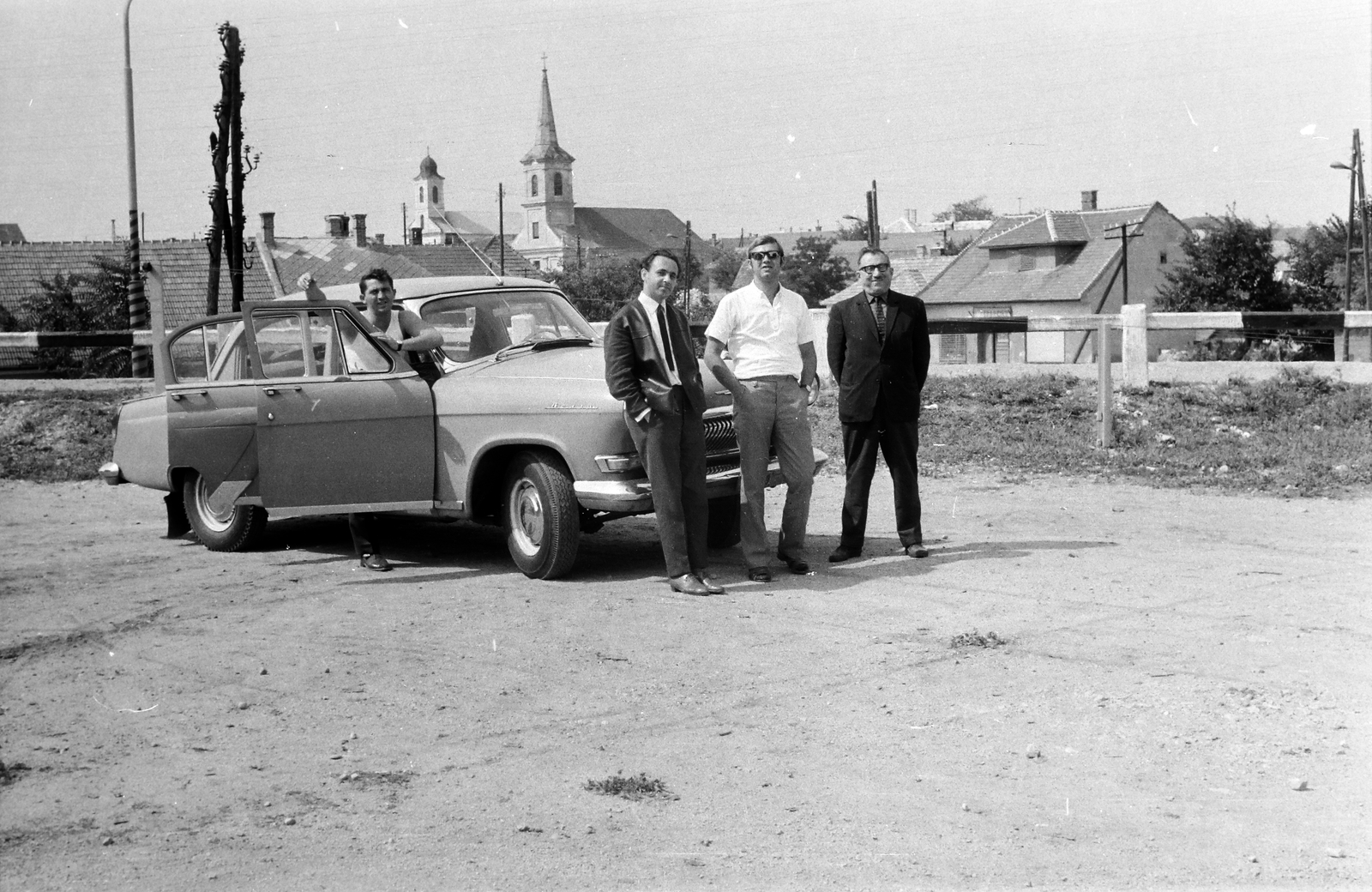 Hungary, Öskü, Rózsa utca a vasútállomásnál, háttérben az evangélikus, távolabb a katolikus templom., 1962, Handa család, M21 Wolga, Fortepan #201604