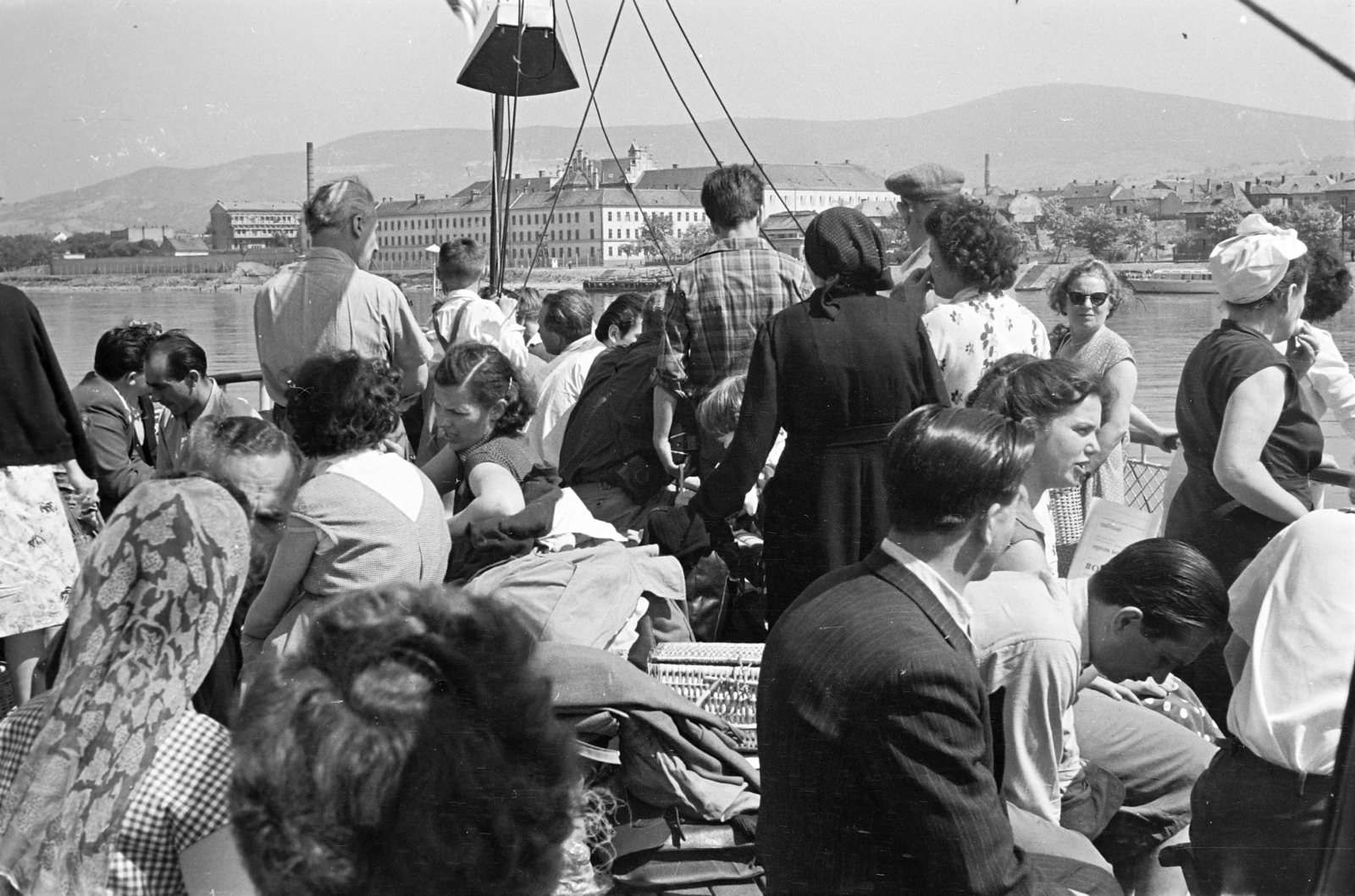 Hungary, Vác, hajókirándulás a Dunán a Deák Ferencz gőzhajón. A parton a Váci Fegyház és Börtön., 1962, Handa család, Fortepan #201605
