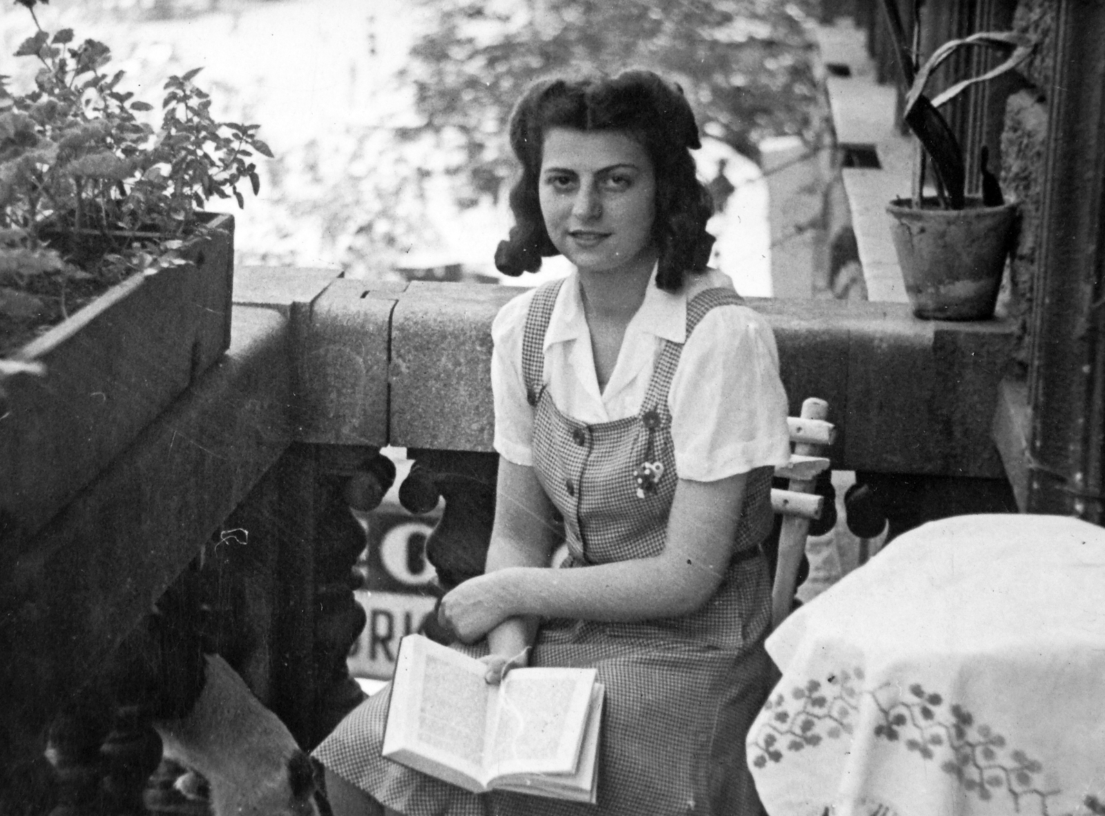 Hungary, Budapest VI., Teréz körút 18. I. emeleti erkélye., 1938, Rothman család, portrait, book, reading, balcony, Budapest, Fortepan #20161