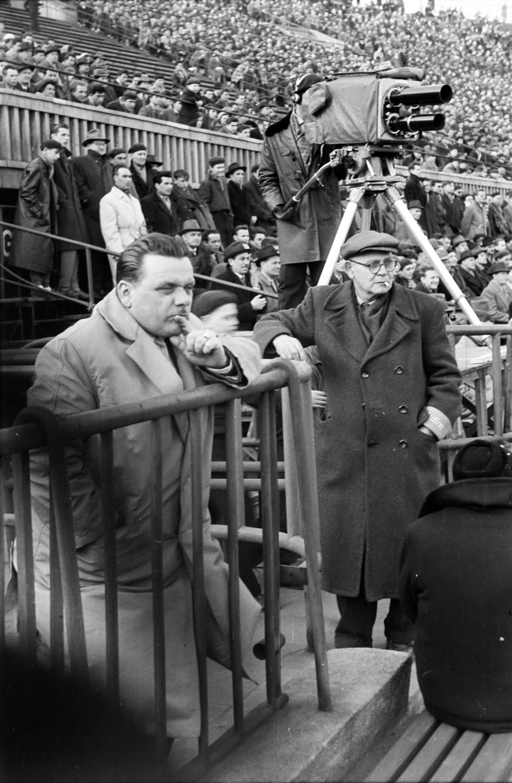 Magyarország, Népstadion, Budapest XIV., Ferencváros - Vasas bajnoki labdarúgó-mérkőzés., 1961, Handa család, Budapest, Fortepan #201612