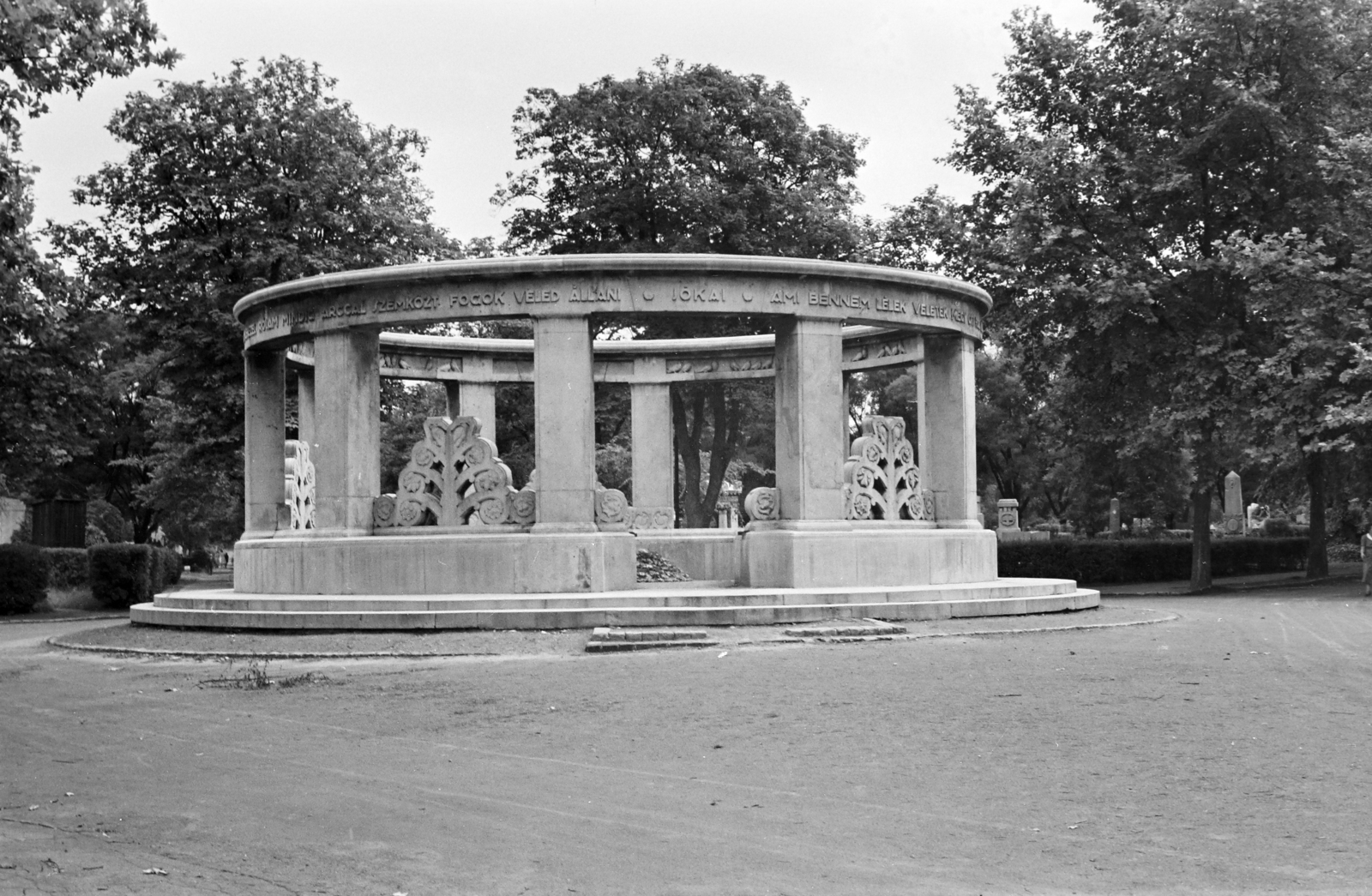 Hungary, Budapest VIII., Fiumei úti Nemzeti Sírkert (Kerepesi temető), Jókai Mór síremléke, Kismarty-Lechner Jenő építész és Füredi Richárd szobrászművész alkotása (1928)., 1964, Handa család, Budapest, tomb, Fortepan #201618