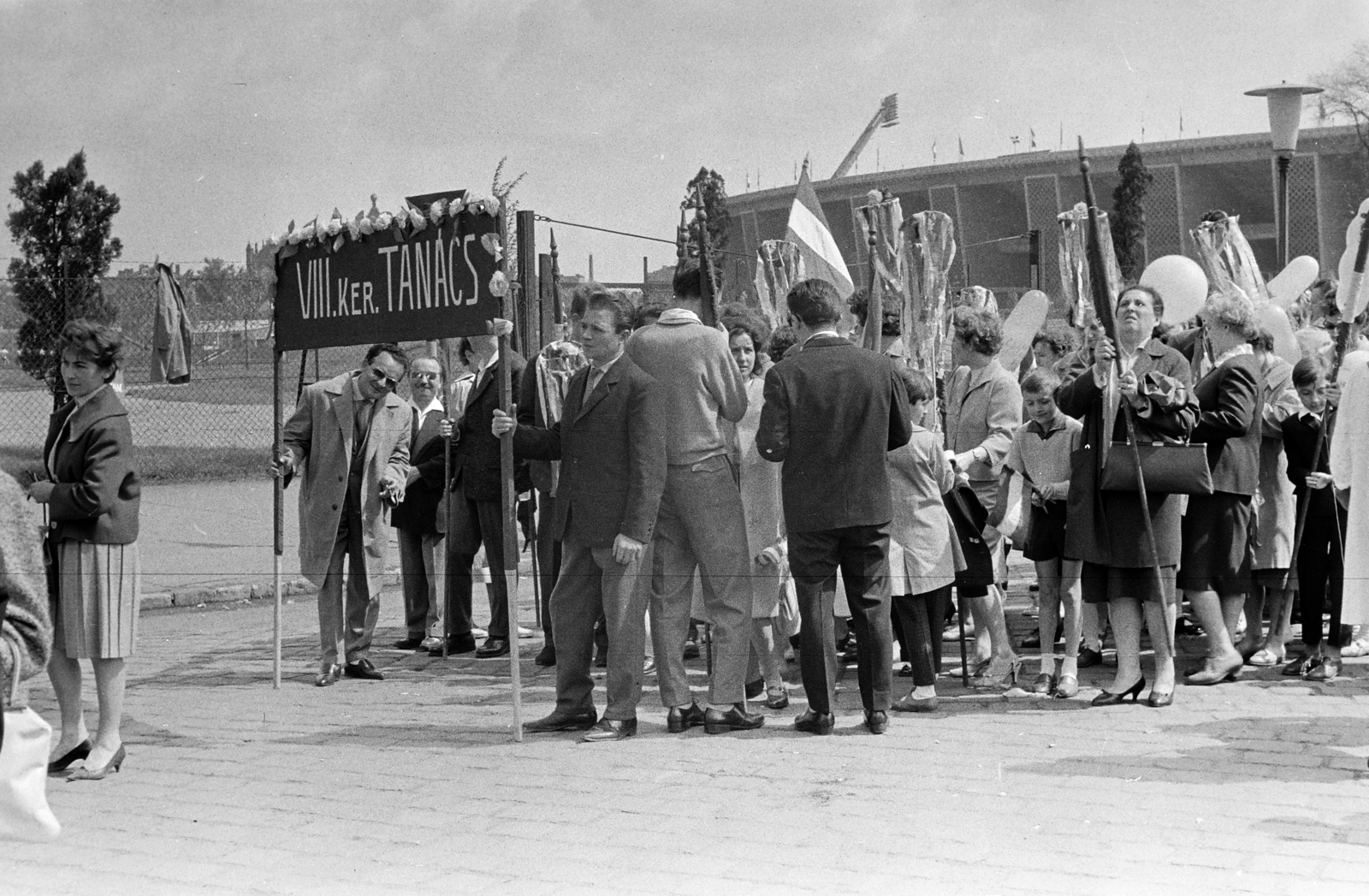 Hungary, Budapest XIV., Stefánia (Népstadion) út, háttérben a Népstadion. Május 1-i felvonulás résztvevői., 1961, Handa család, Budapest, Fortepan #201632