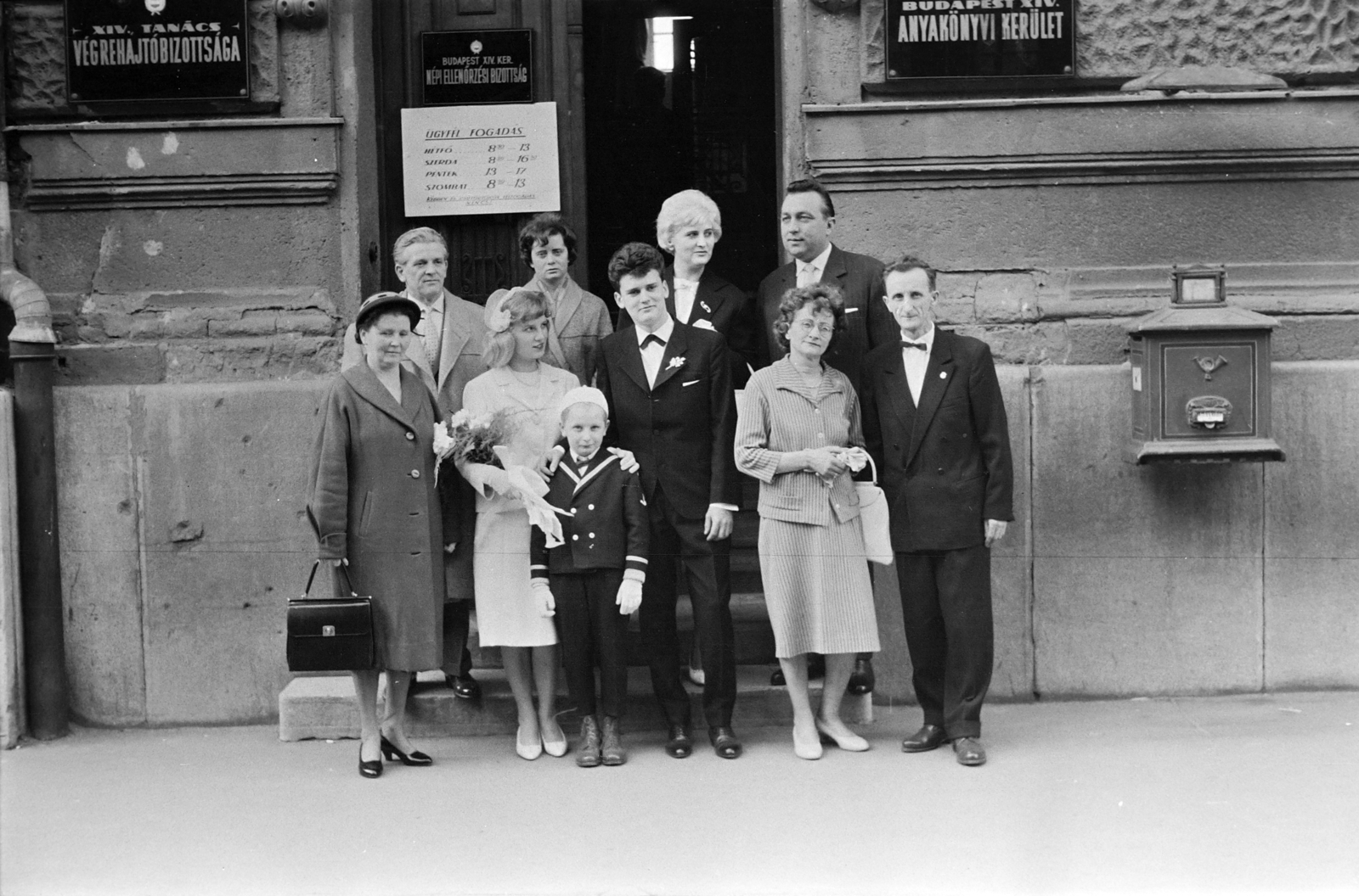 Magyarország, Budapest XIV., Pétervárad utca 2., bejárat a XIV. Kerületi Tanács (később Zuglói Polgármesteri Hivatal) házasságkötő terméhez., 1965, Handa család, Budapest, esküvő, család, postaláda, Fortepan #201634