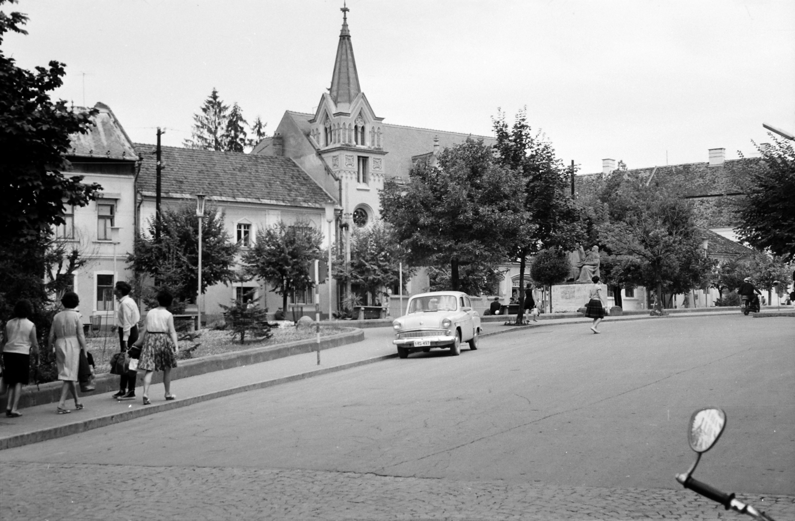 Romania,Transylvania, Târgu Mureș, szemben a Bolyai téren az unitárius templom, mellette a Bolyaiak szobra., 1964, Handa család, Fortepan #201640