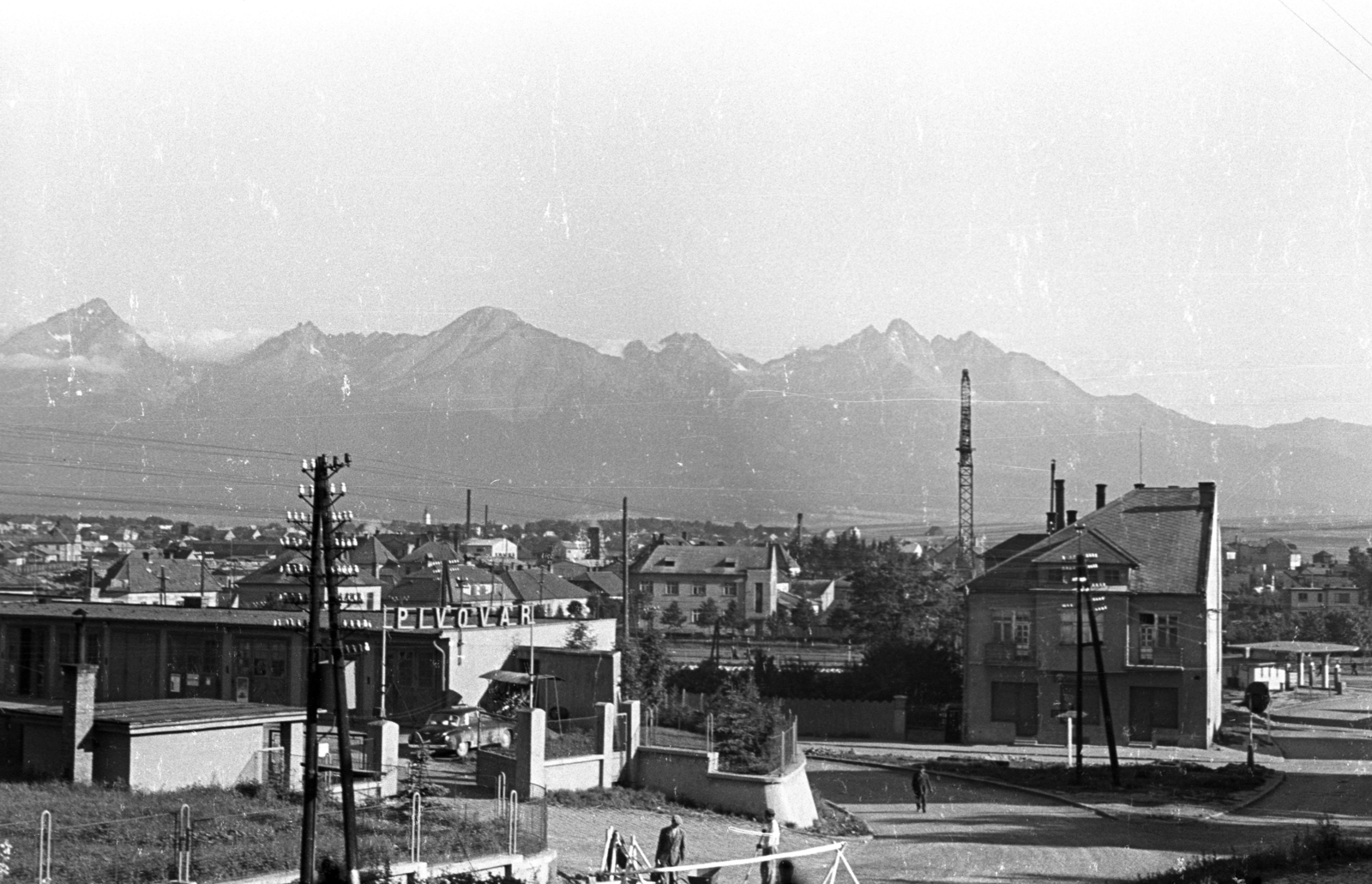 Szlovákia, Poprád, kilátás a Magas-Tátra felé, előtérben az ulica Murgašova., 1963, Jakab Antal, légvezeték, vasútállomás, sínpálya, sörgyár, Tátra hegység, Csehszlovákia, Fortepan #201656