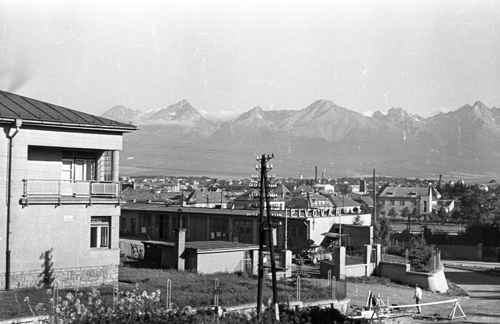 Slovakia, Poprad, kilátás a Magas-Tátra felé, előtérben az ulica Murgašova., 1963, Jakab Antal, Czechoslovakia, Fortepan #201657