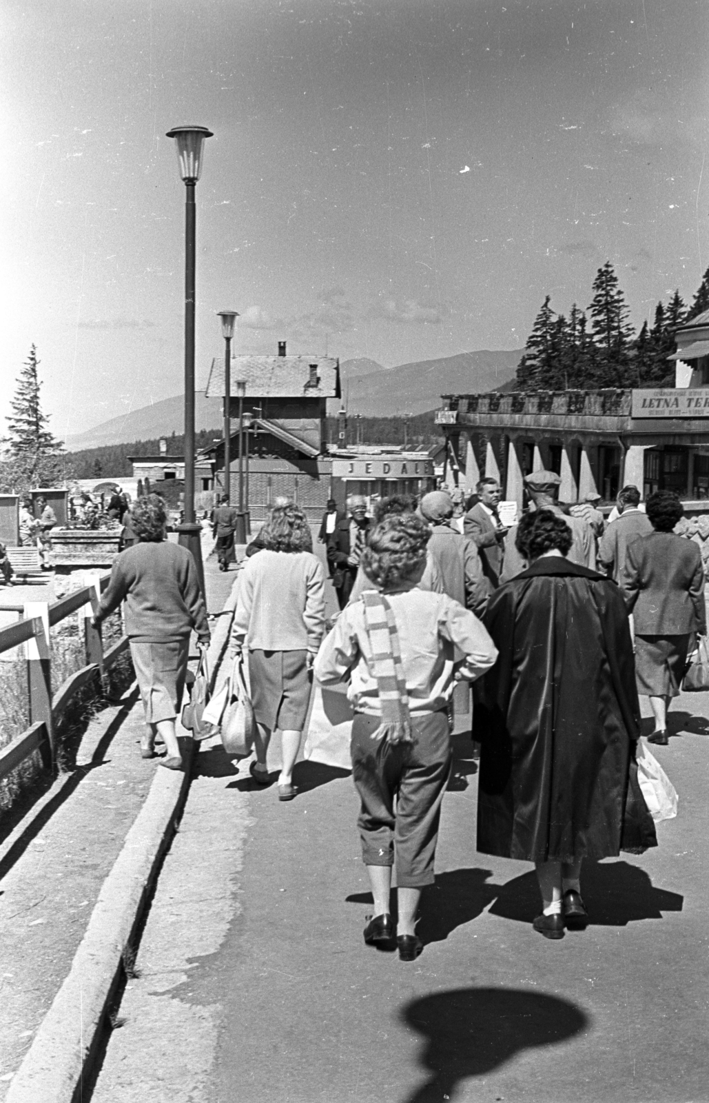 Szlovákia, Magas-Tátra,Csorba-tó, sétány a Grand Hotel előtt., 1963, Jakab Antal, Csehszlovákia, Fortepan #201659