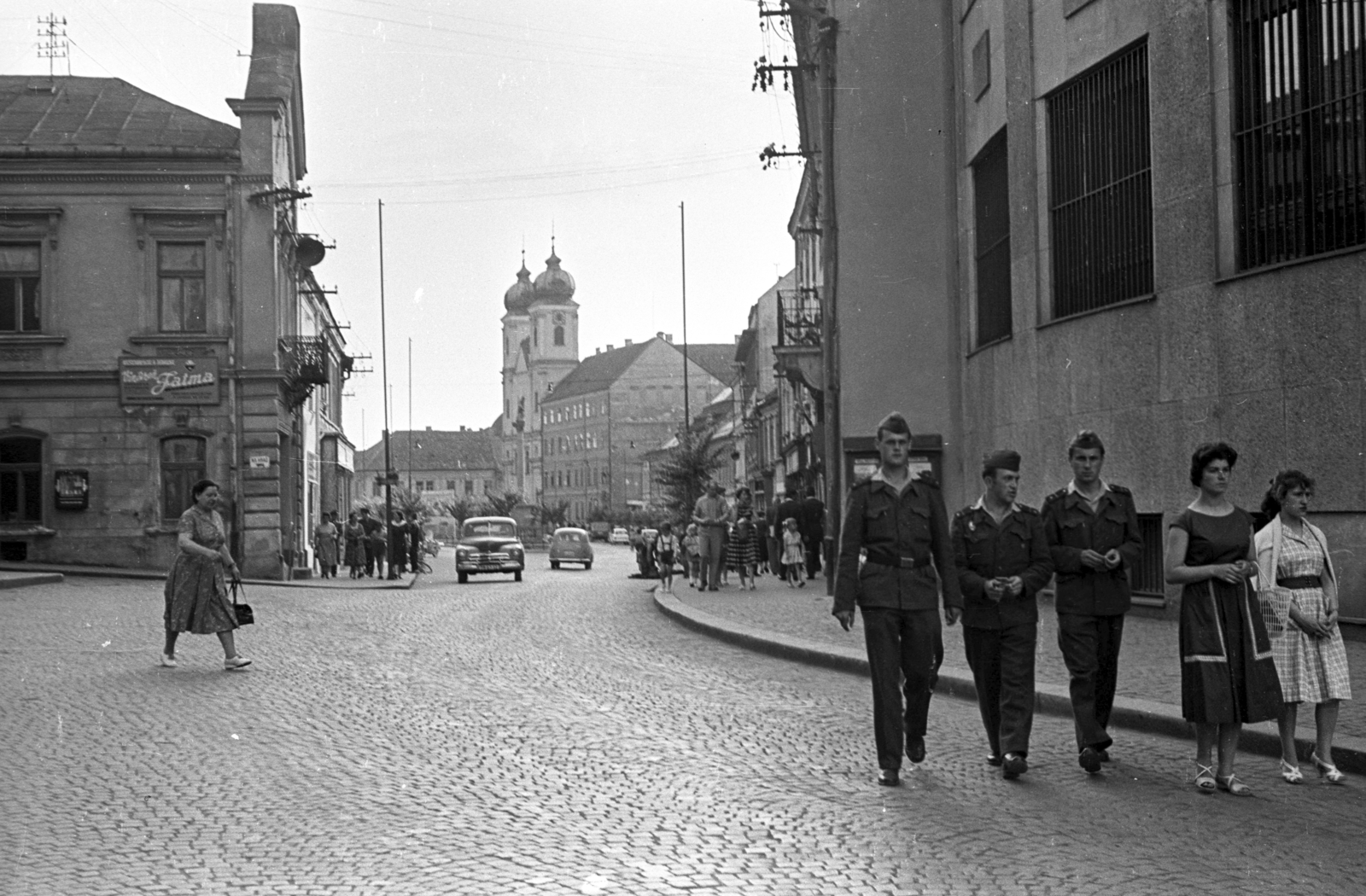 Szlovákia, Trencsén, Mierové námestie, szemben a a Xavéri Szent Ferenc-templom., 1963, Jakab Antal, Csehszlovákia, Fortepan #201662