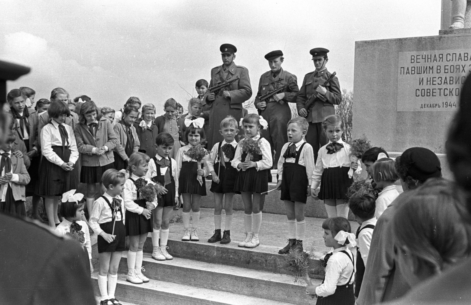 Magyarország, Nagybajom, ünnepség április 4-én a ll. világháborús szovjet emlékmű talapzata előtt., 1963, Jakab Antal, Fortepan #201673