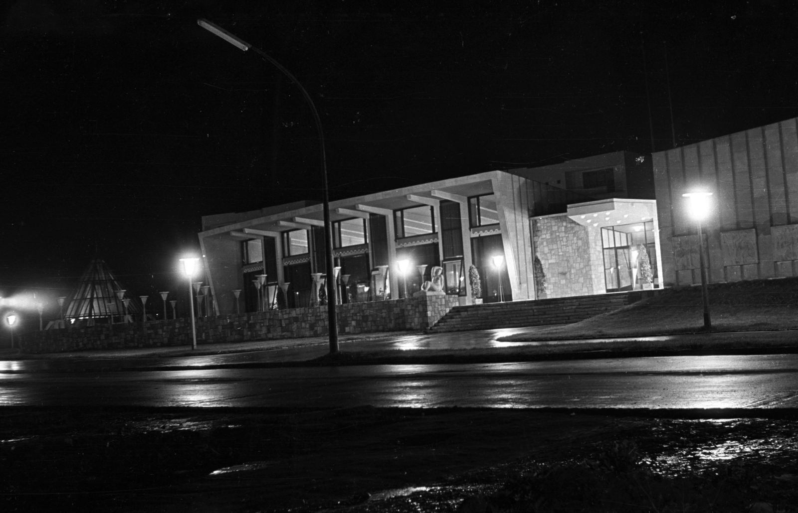 Magyarország, Uránváros, Pécs, Esztergár Lajos utca (39-es dandár út), Olympia étterem., 1963, Jakab Antal, Fortepan #201682