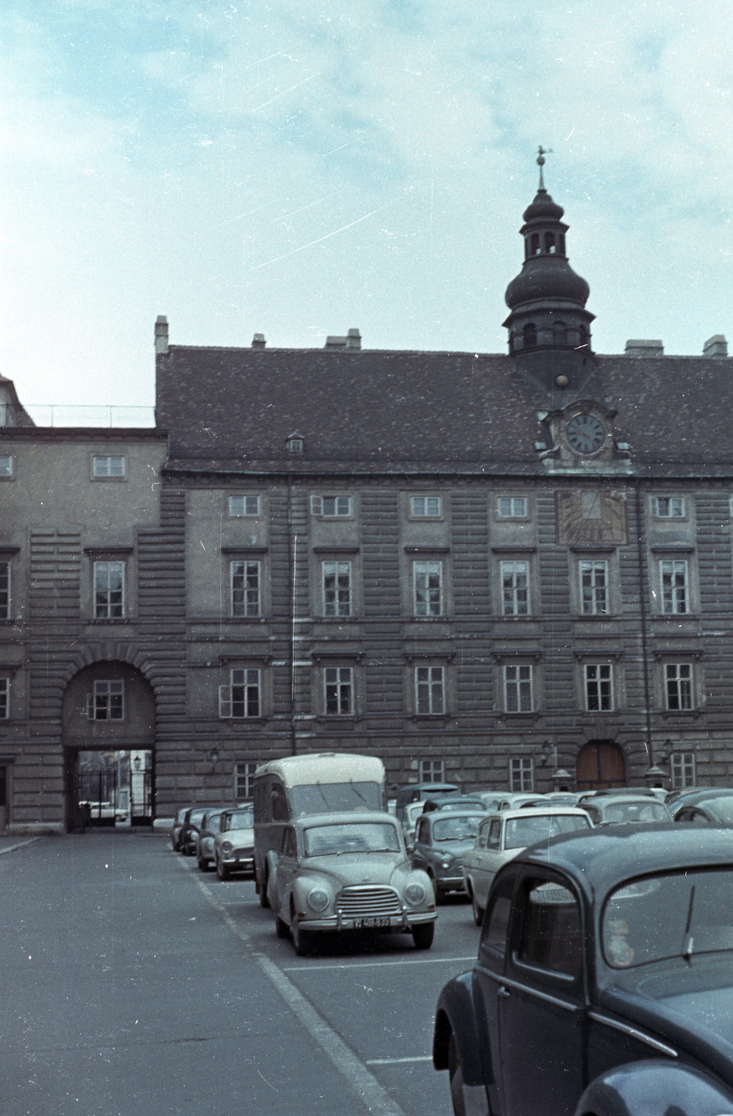 Ausztria, Bécs, In der Burg, a Hofburg belső udvara, balra az átjáró a Ballhausplatz felé., 1962, Jakab Antal, színes, Fortepan #201687