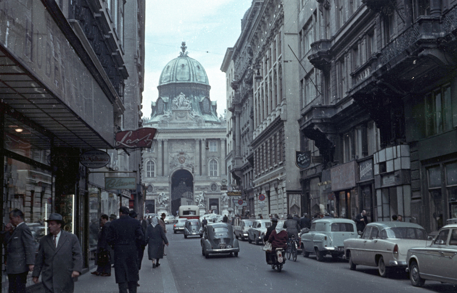 Austria, Vienna, Kohlmarkt, háttérben a Michaelerplatz a Hofburg homlokzatával., 1962, Jakab Antal, colorful, bicycle, motorcycle, Volkswagen Beetle, Fortepan #201689