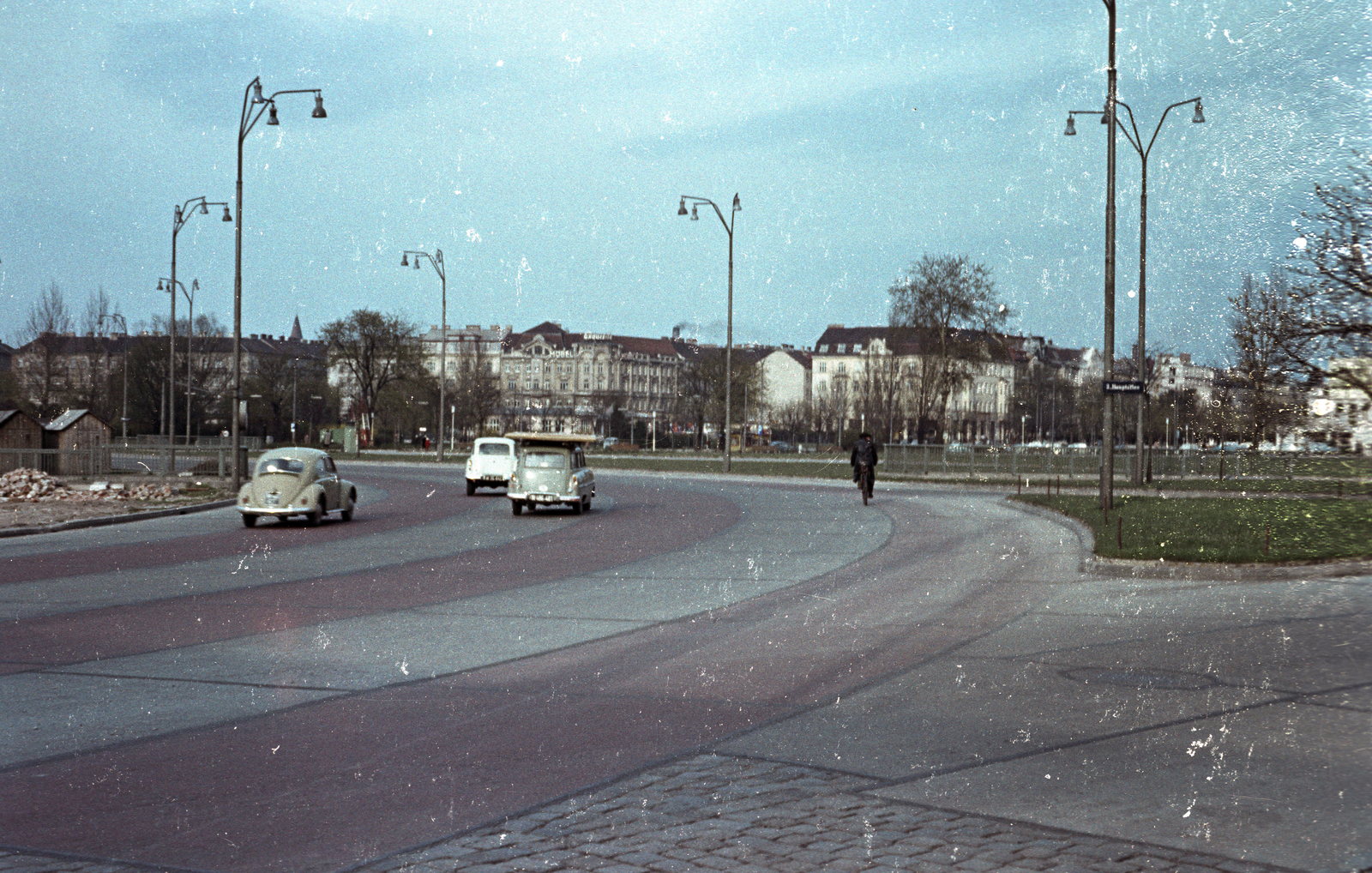 Ausztria, Bécs, Praterstern, jobbra a Hauptallee, háttérben a Venediger Au házsora., 1962, Jakab Antal, színes, kerékpár, Volkswagen Bogár, Fortepan #201690