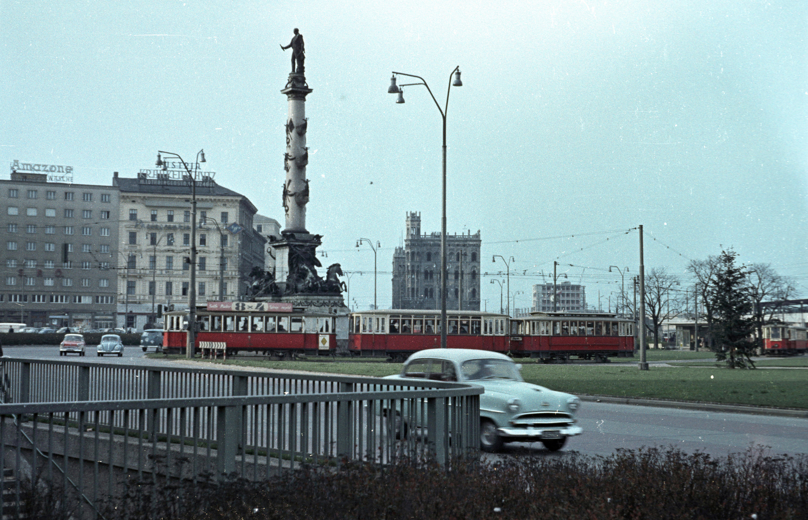 Austria, Vienna, Praterstern, kissé balra a Tegetthoff-emlékmű (Carl Kundmann, 1886.)., 1962, Jakab Antal, colorful, Fortepan #201691